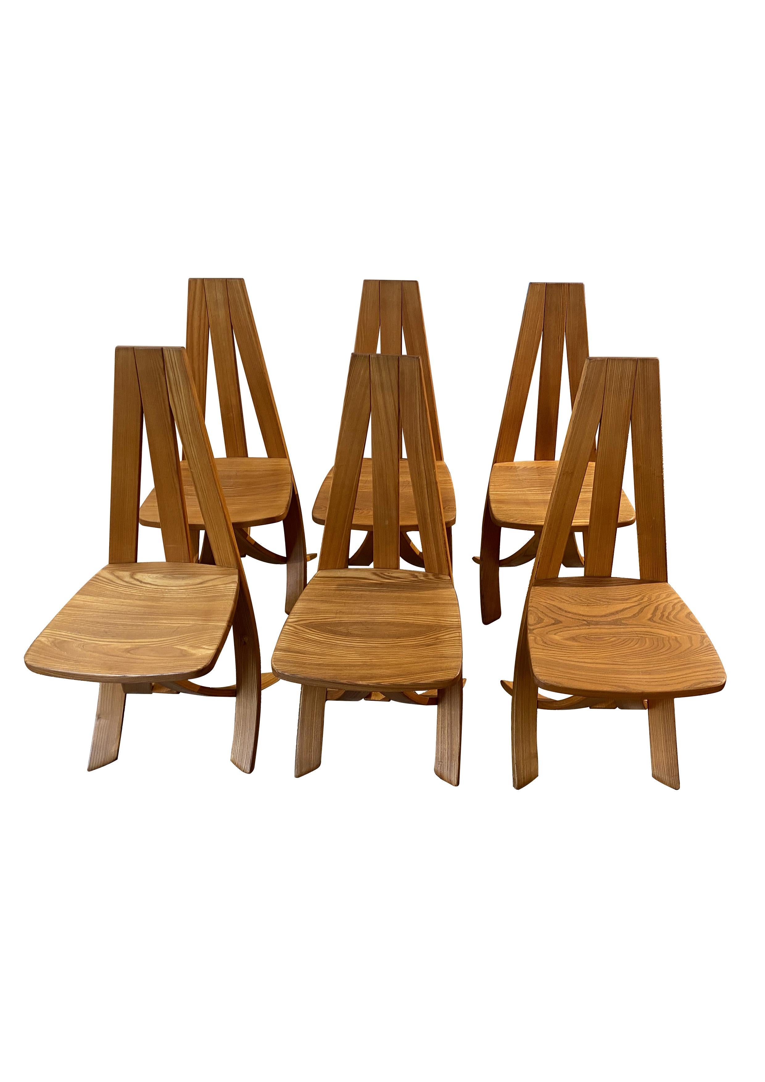 Magnificent series of 6 dining chairs designed in curved solid elm, Circa 1980.  For Sale 5