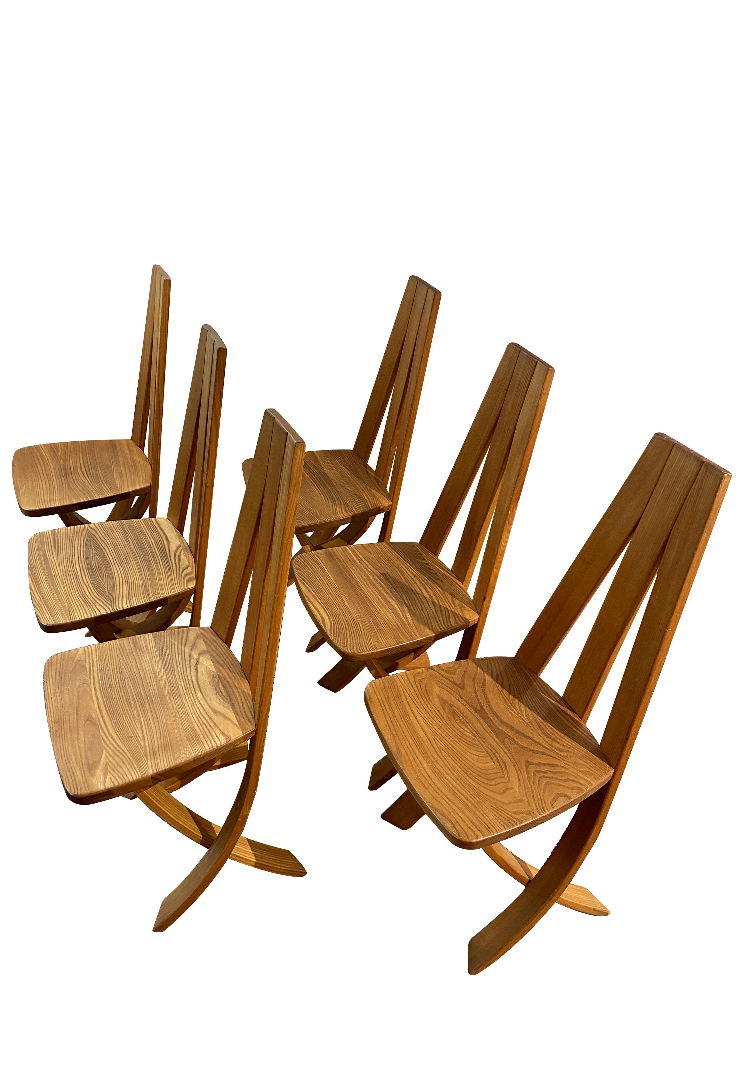 Magnificent series of 6 dining chairs designed in curved solid elm, Circa 1980.  For Sale 6