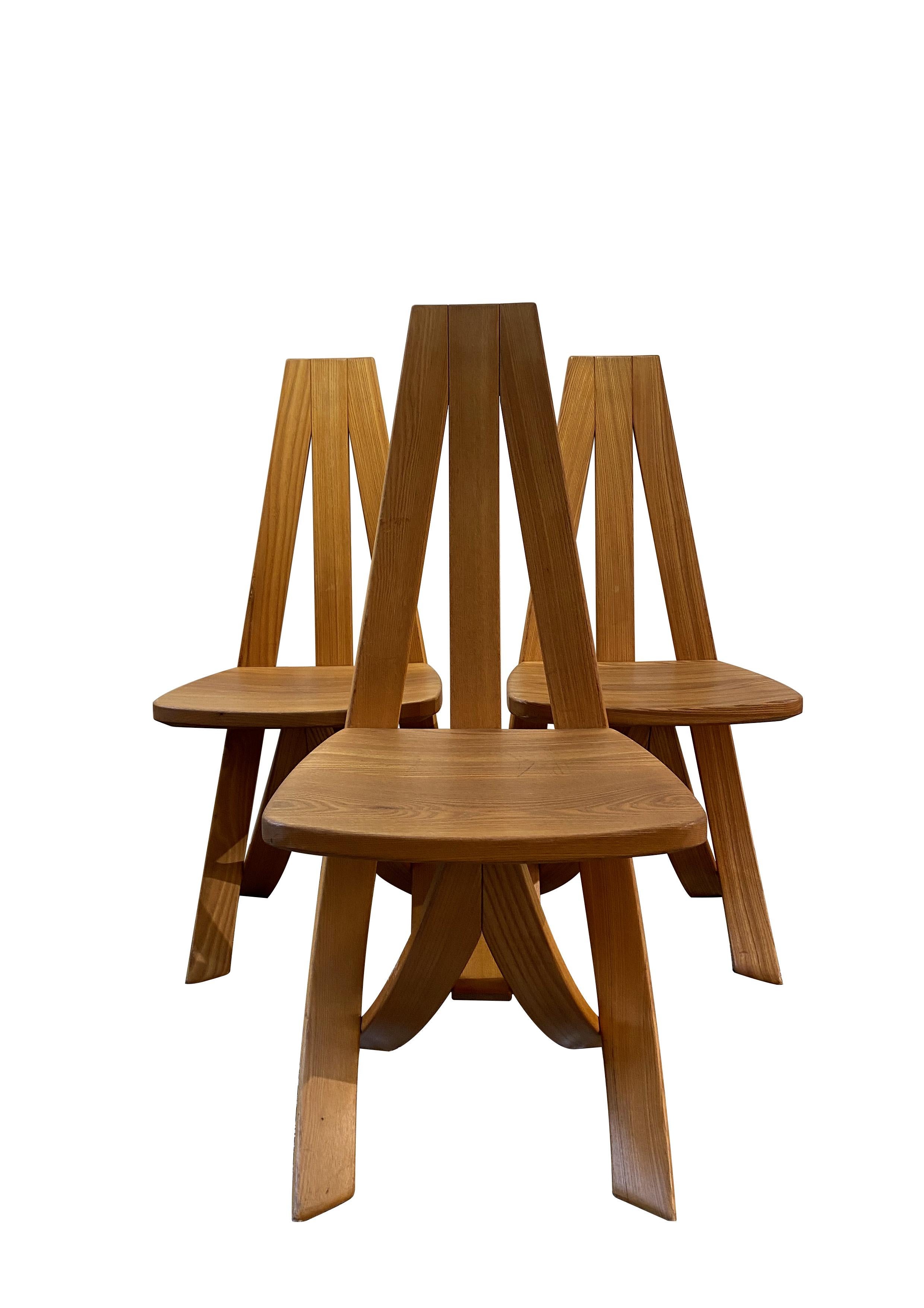 Magnificent series of 6 vintage chairs designed in curved solid elm, in the style of pierre chapo. Beautifully crafted, highlighting the finesse of the movement.  