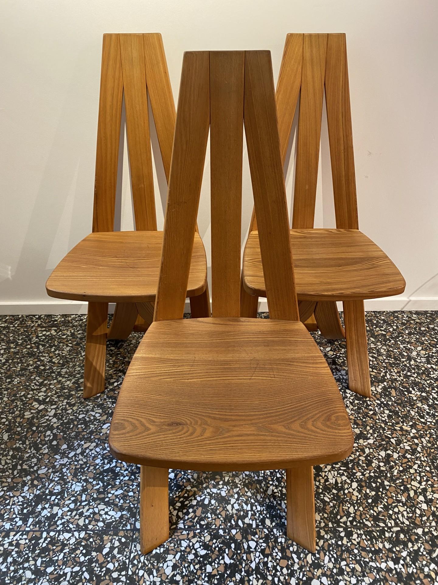 Mid-Century Modern Magnificent series of 6 dining chairs designed in curved solid elm, Circa 1980.  For Sale