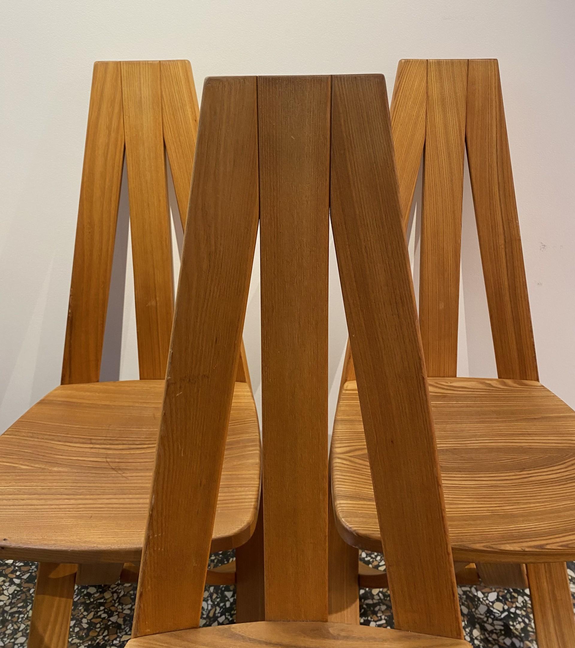French Magnificent series of 6 dining chairs designed in curved solid elm, Circa 1980.  For Sale