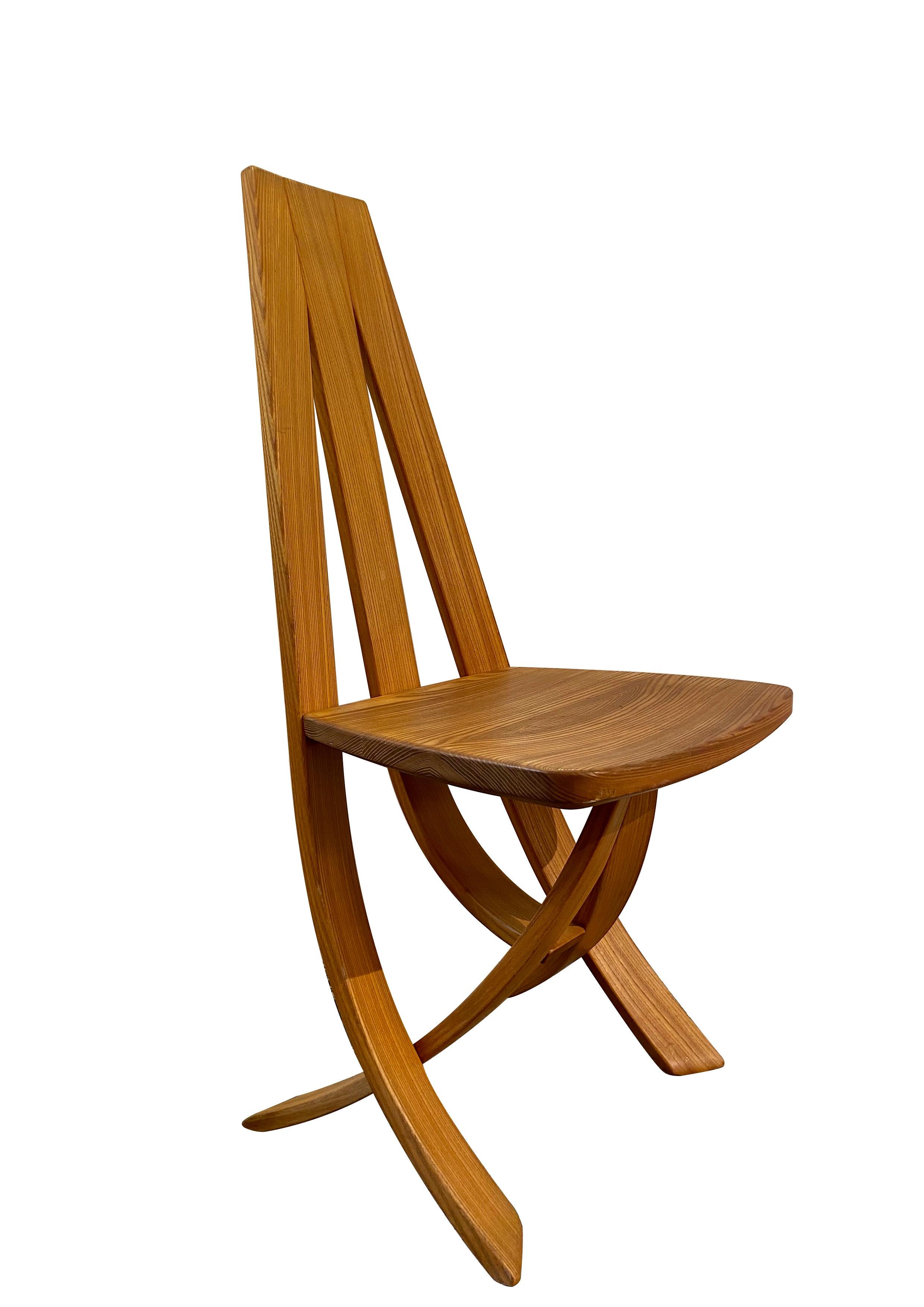 Magnificent series of 6 dining chairs designed in curved solid elm, Circa 1980.  For Sale 1