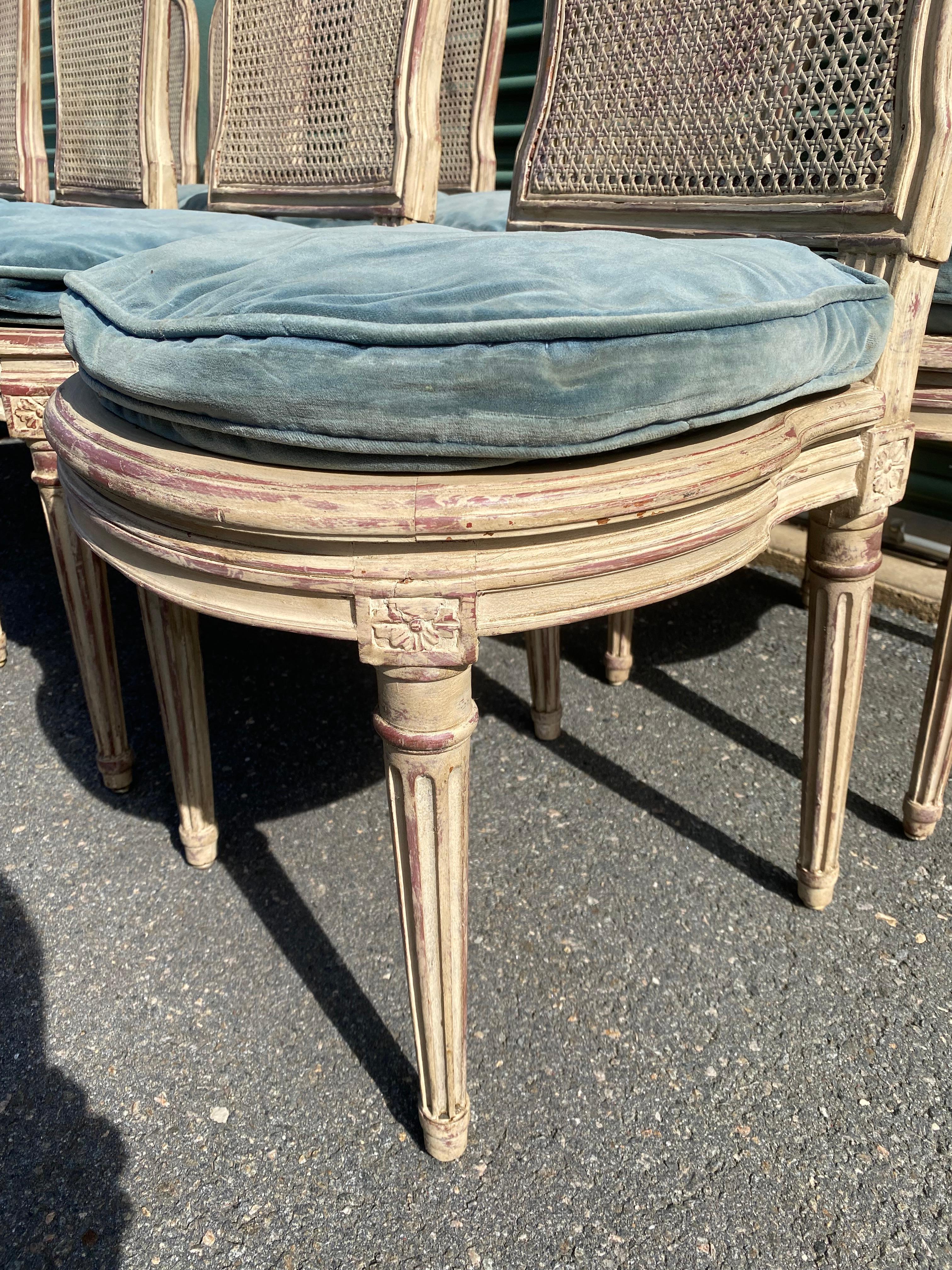 Prächtiger Satz von 10 gemalt Französisch Louis XV Caned und Holz Esszimmerstühle im Angebot 5