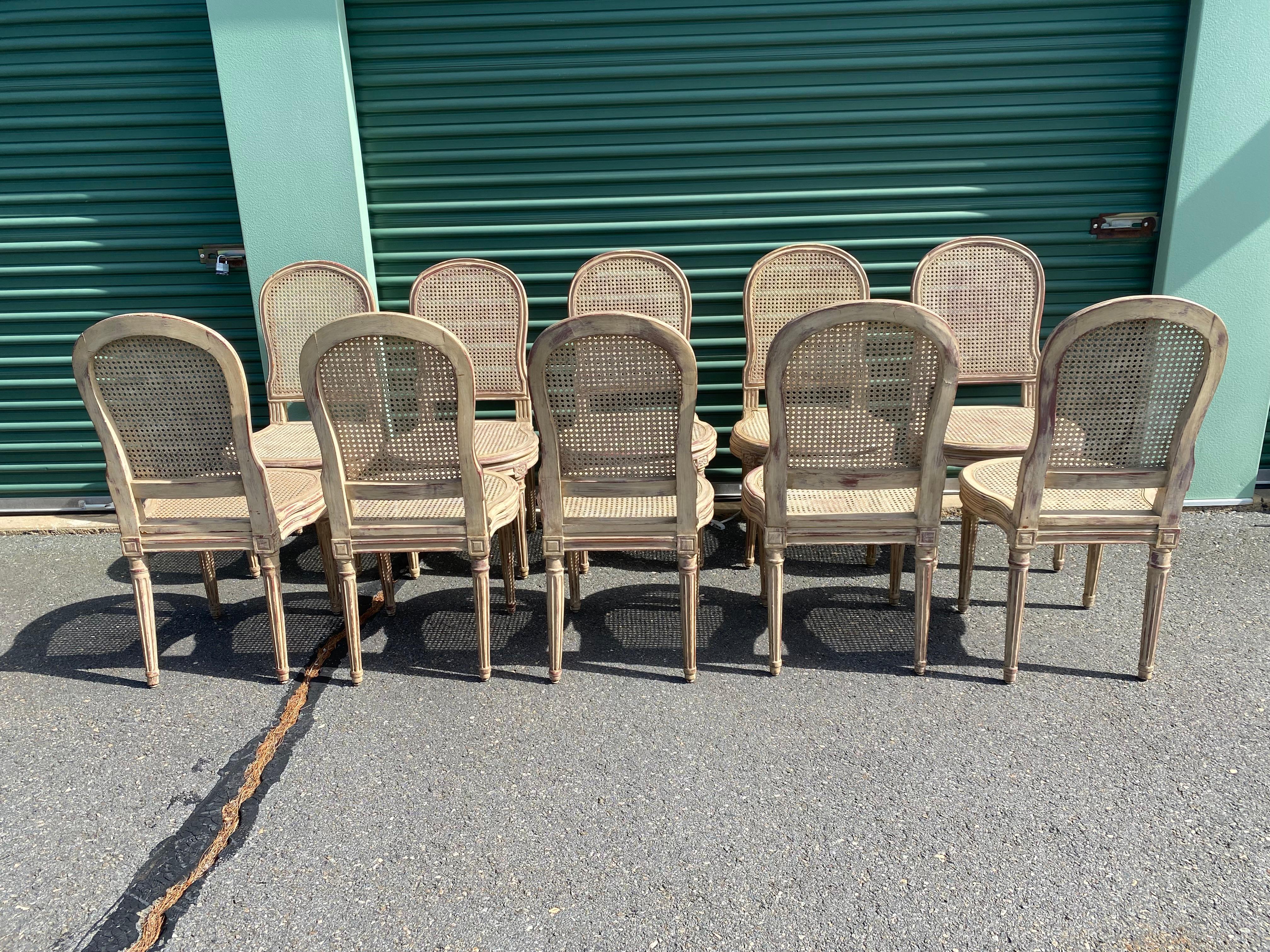Prächtiger Satz von 10 gemalt Französisch Louis XV Caned und Holz Esszimmerstühle im Angebot 6