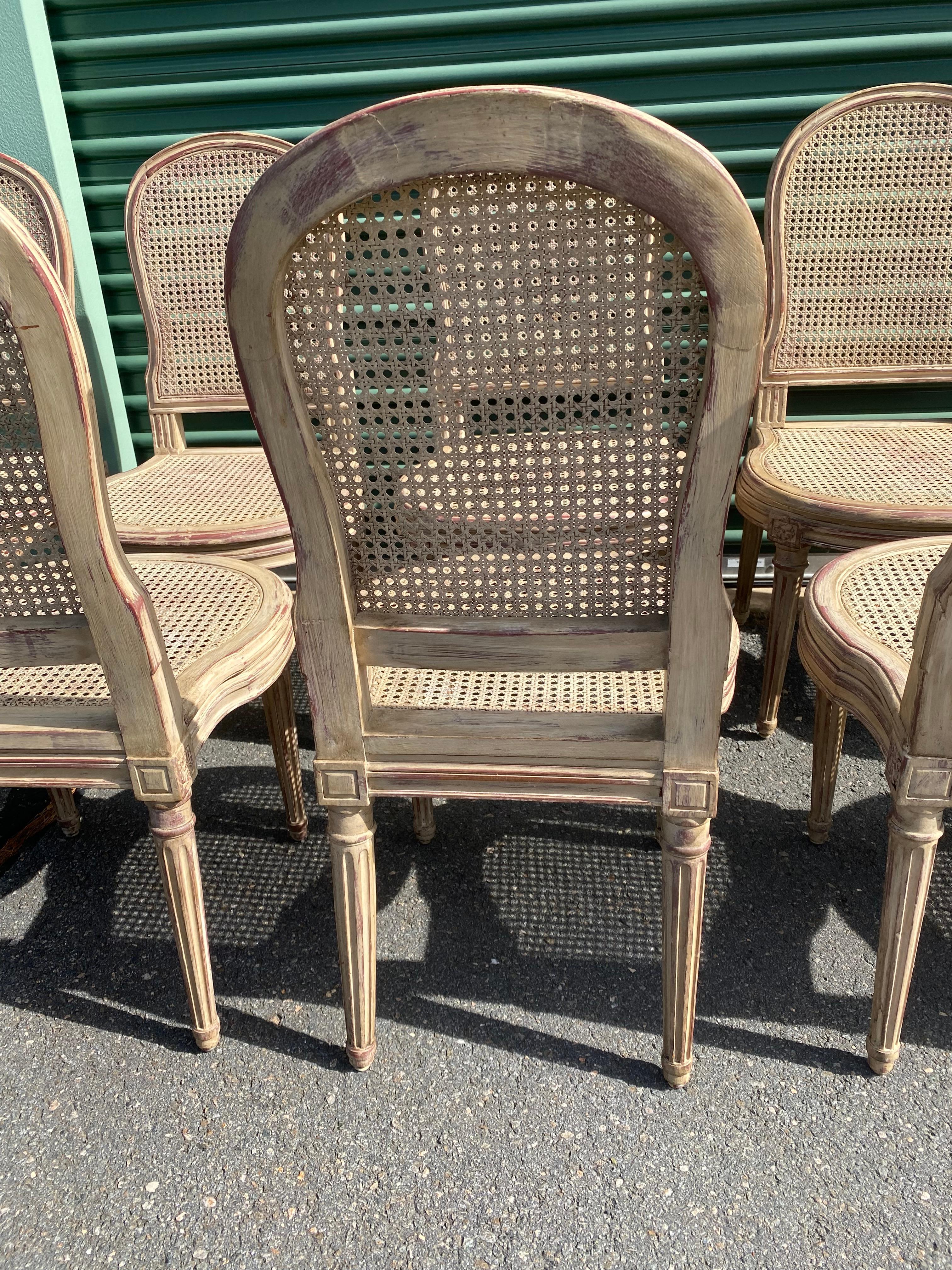 Prächtiger Satz von 10 gemalt Französisch Louis XV Caned und Holz Esszimmerstühle im Angebot 8