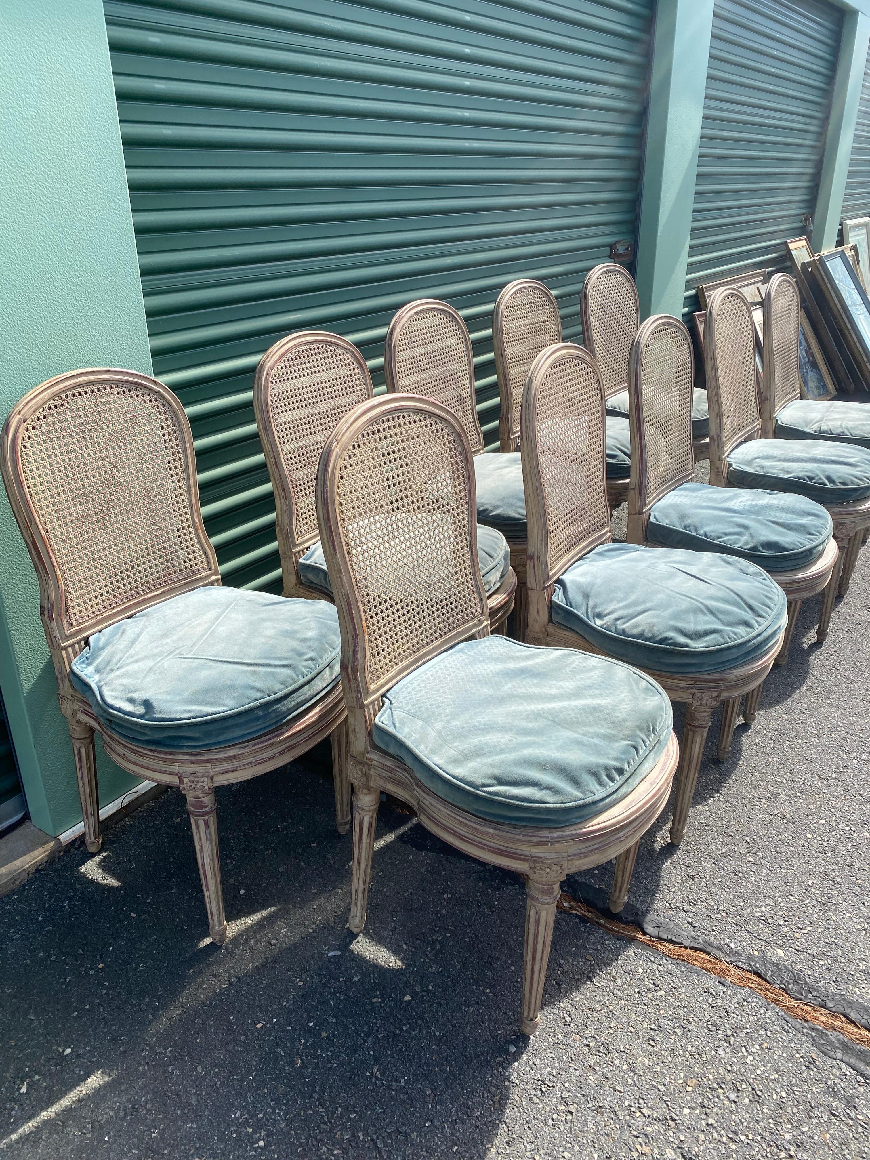 Prächtiger Satz von 10 gemalt Französisch Louis XV Caned und Holz Esszimmerstühle (Louis XV.) im Angebot