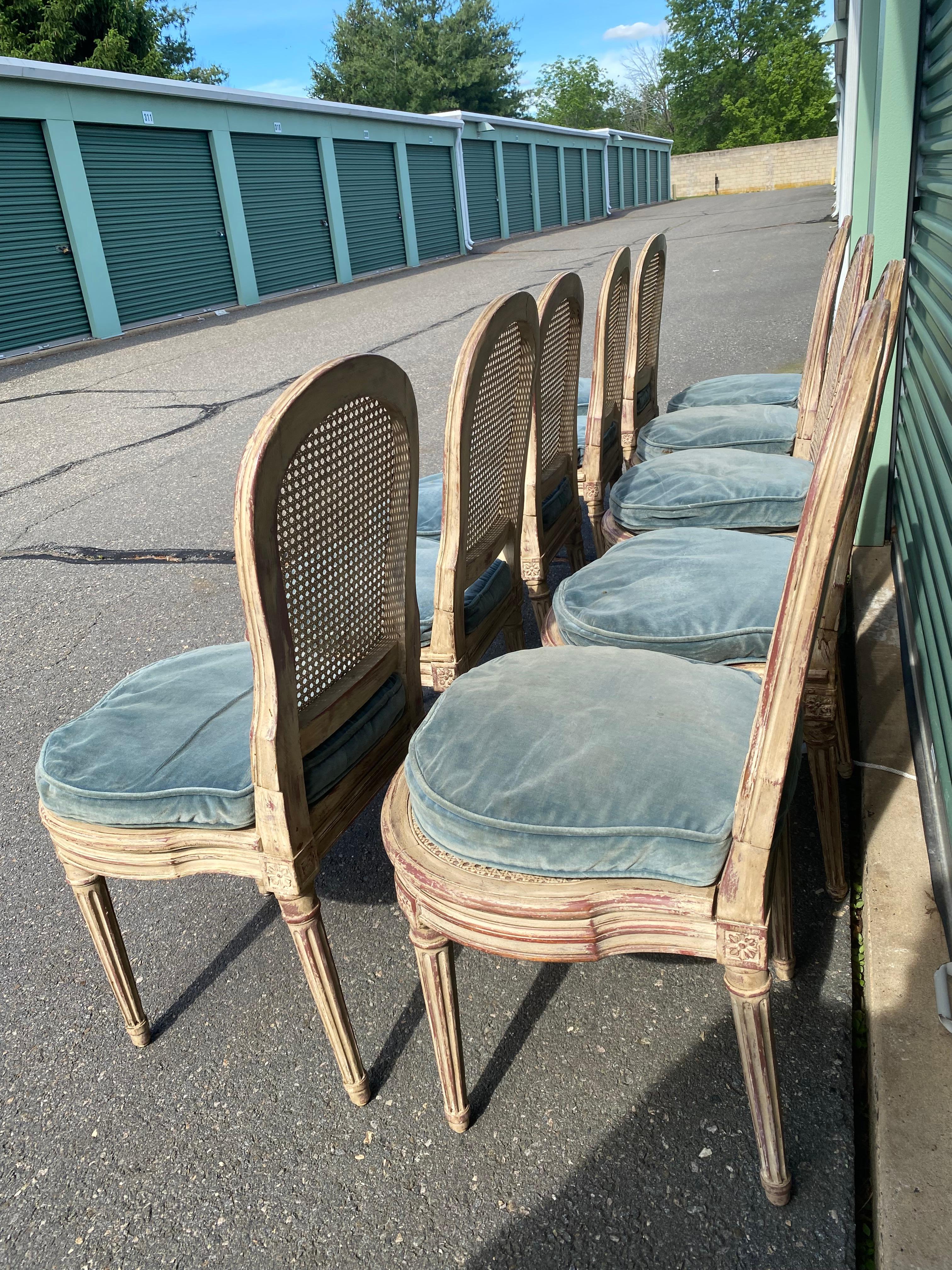 Prächtiger Satz von 10 gemalt Französisch Louis XV Caned und Holz Esszimmerstühle im Zustand „Gut“ im Angebot in Hopewell, NJ