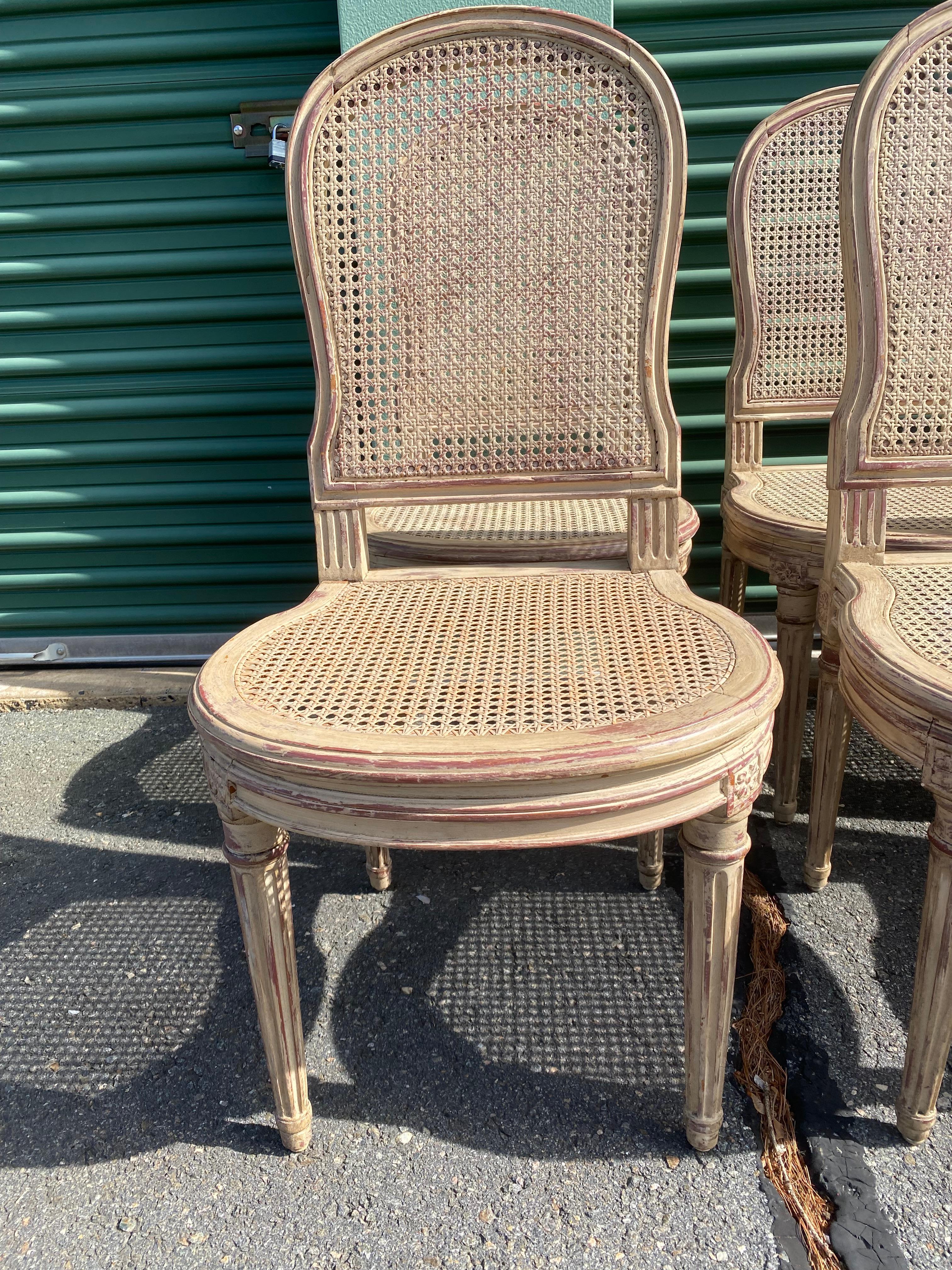Prächtiger Satz von 10 gemalt Französisch Louis XV Caned und Holz Esszimmerstühle (19. Jahrhundert) im Angebot