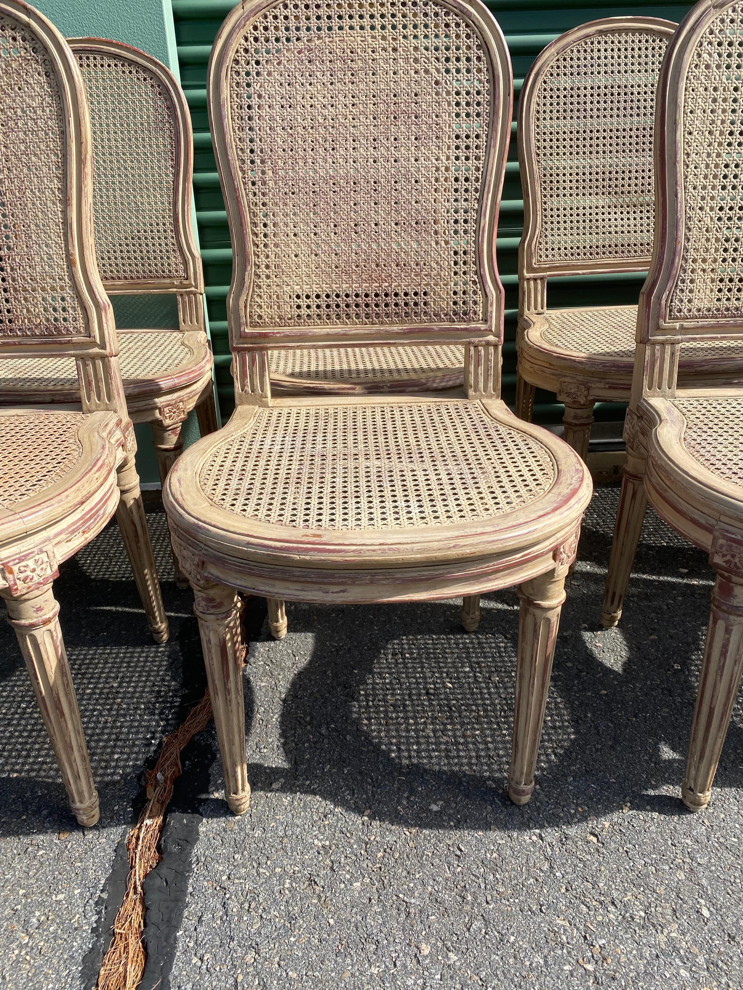 Prächtiger Satz von 10 gemalt Französisch Louis XV Caned und Holz Esszimmerstühle (Samt) im Angebot