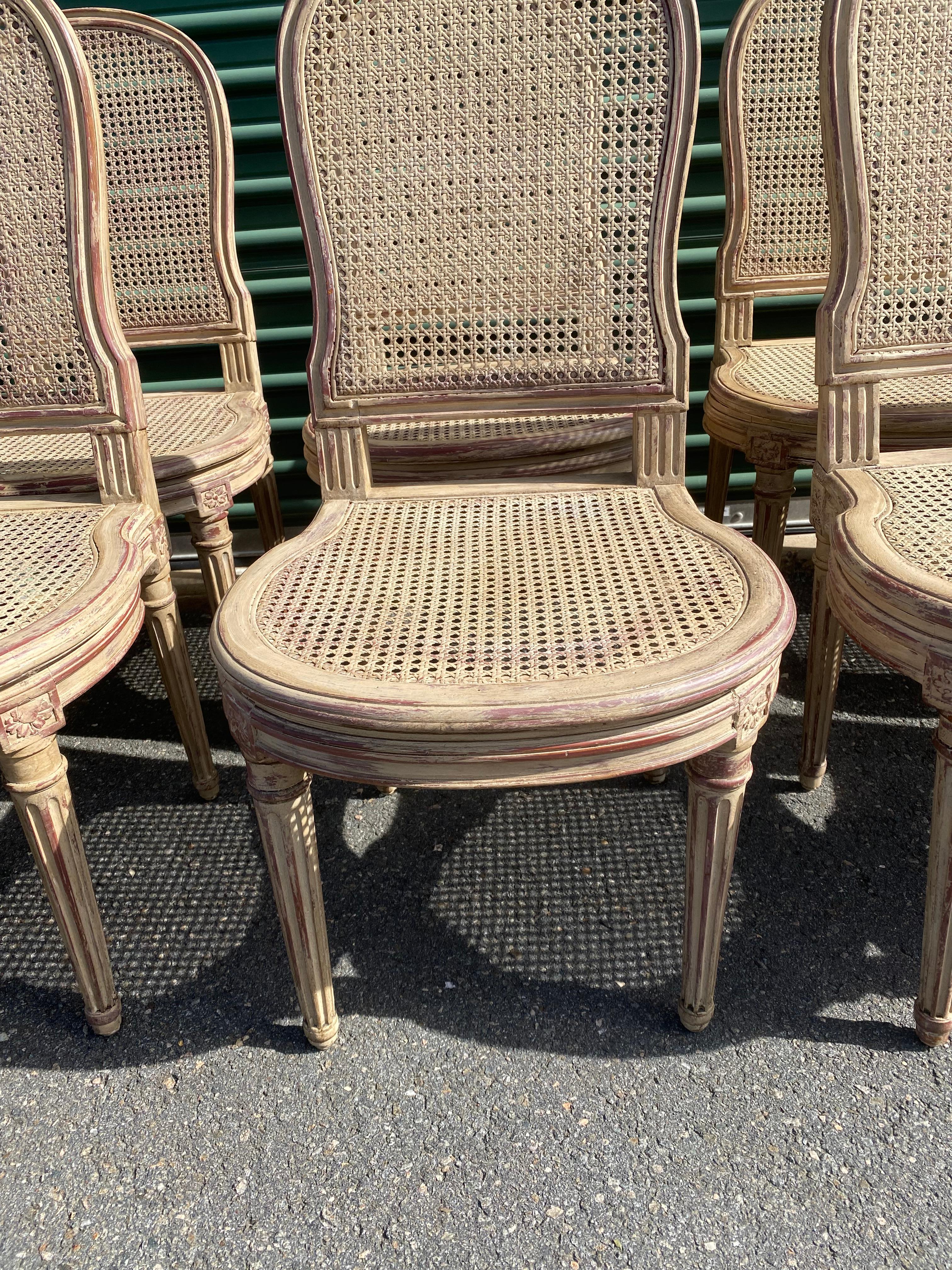 Prächtiger Satz von 10 gemalt Französisch Louis XV Caned und Holz Esszimmerstühle im Angebot 1