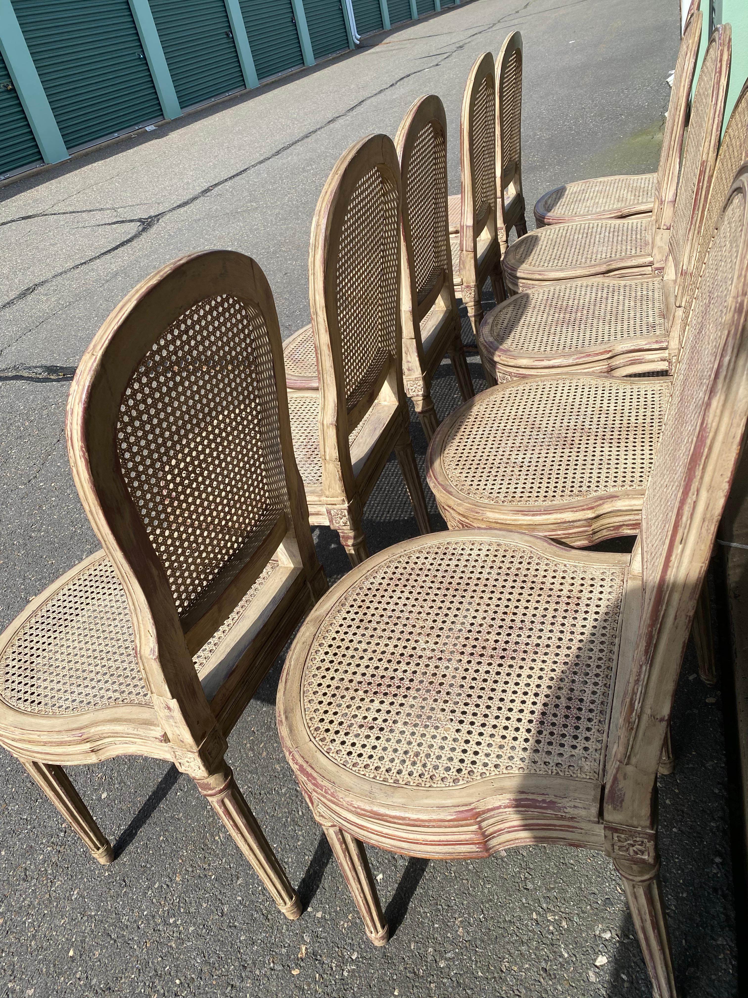 Prächtiger Satz von 10 gemalt Französisch Louis XV Caned und Holz Esszimmerstühle im Angebot 3