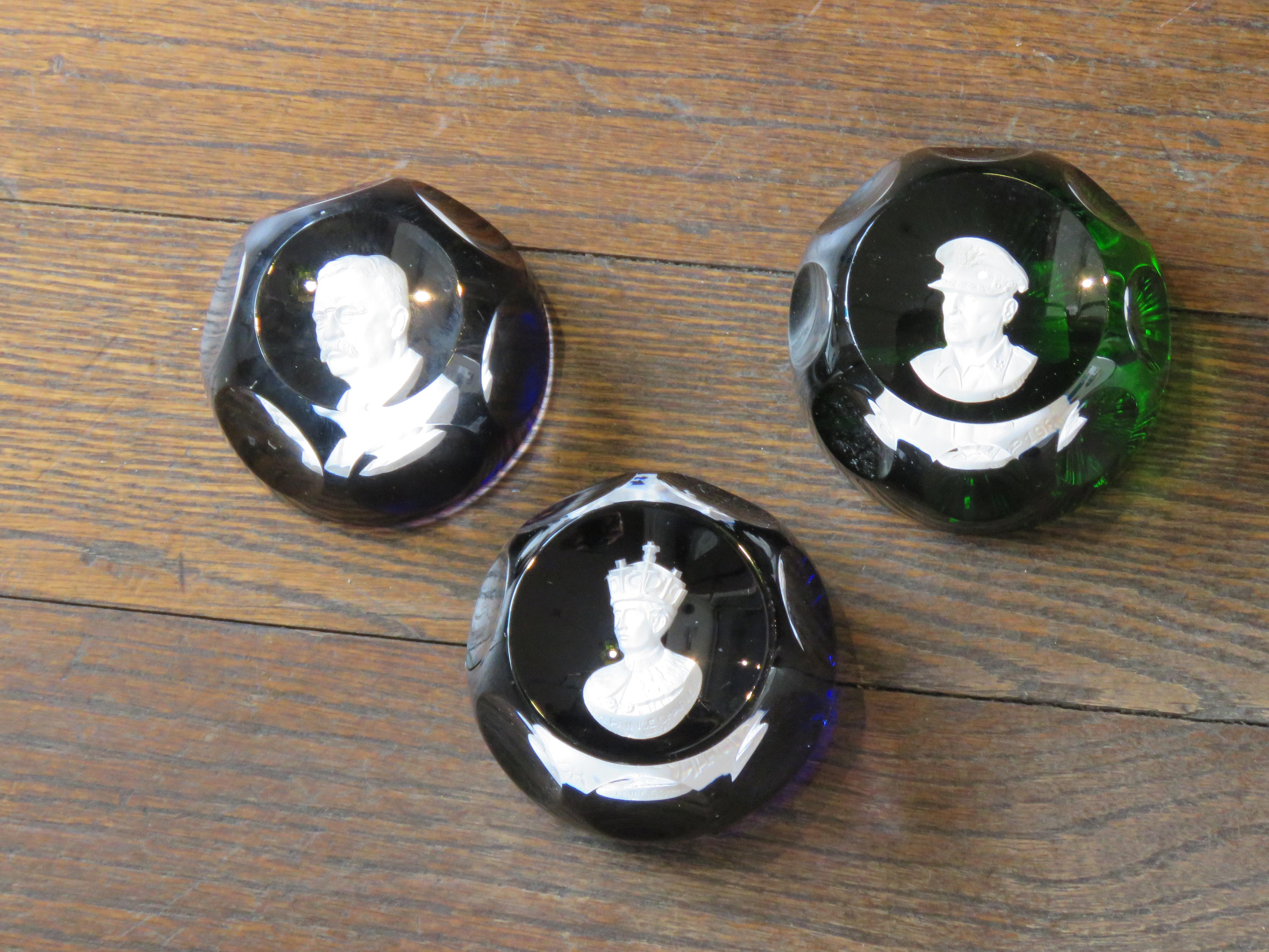 Das folgende Element, das wir anbieten, ist eine schöne und seltene Exquisite schwere abgeschrägte Glas Französisch unterzeichnet Baccarat Briefbeschwerer-Set mit Prinz Charles, Dwight Eisenhower und Präsident Roosevelt. Hervorragend gemacht mit