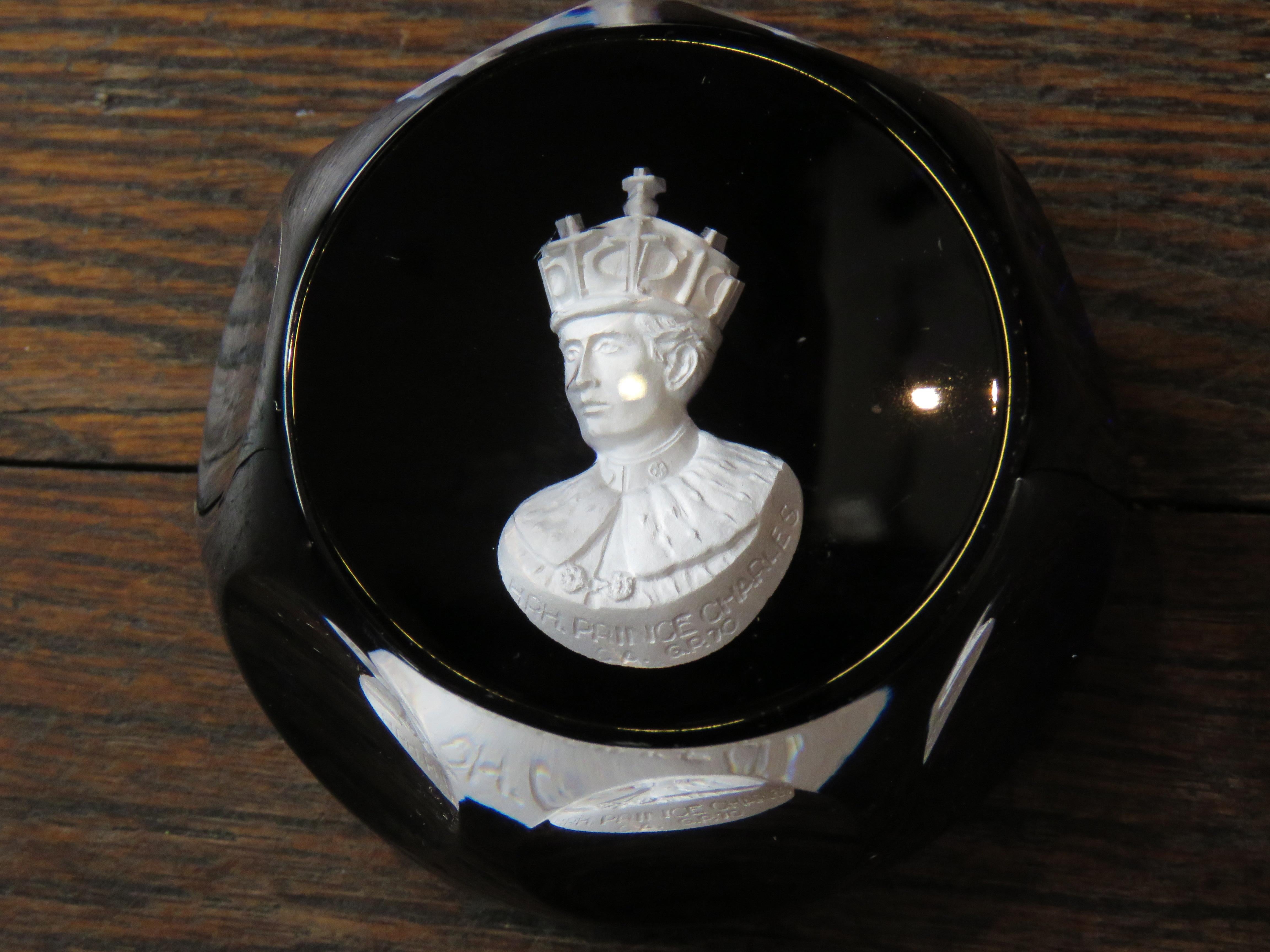 Prächtiger Satz von  3 bunte schwere französische Baccarat Briefbeschwerer mit Facettenschliff im Zustand „Gut“ im Angebot in New York, NY