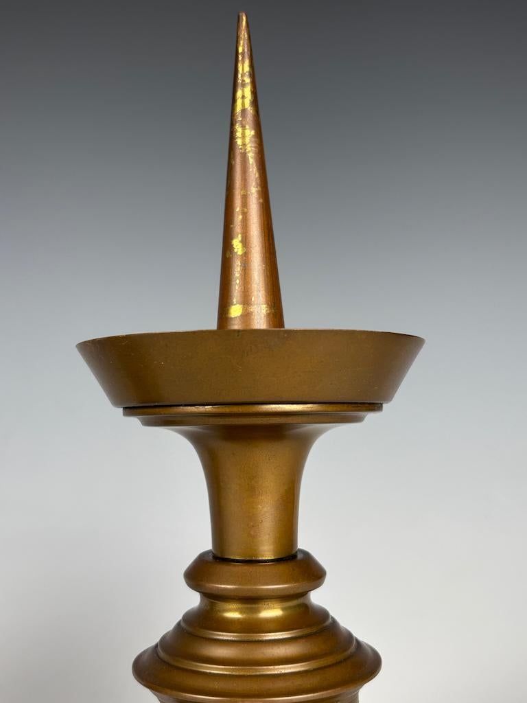 Magnifico set di tre candelieri a grillo in bronzo della fine del XVII secolo in vendita 5