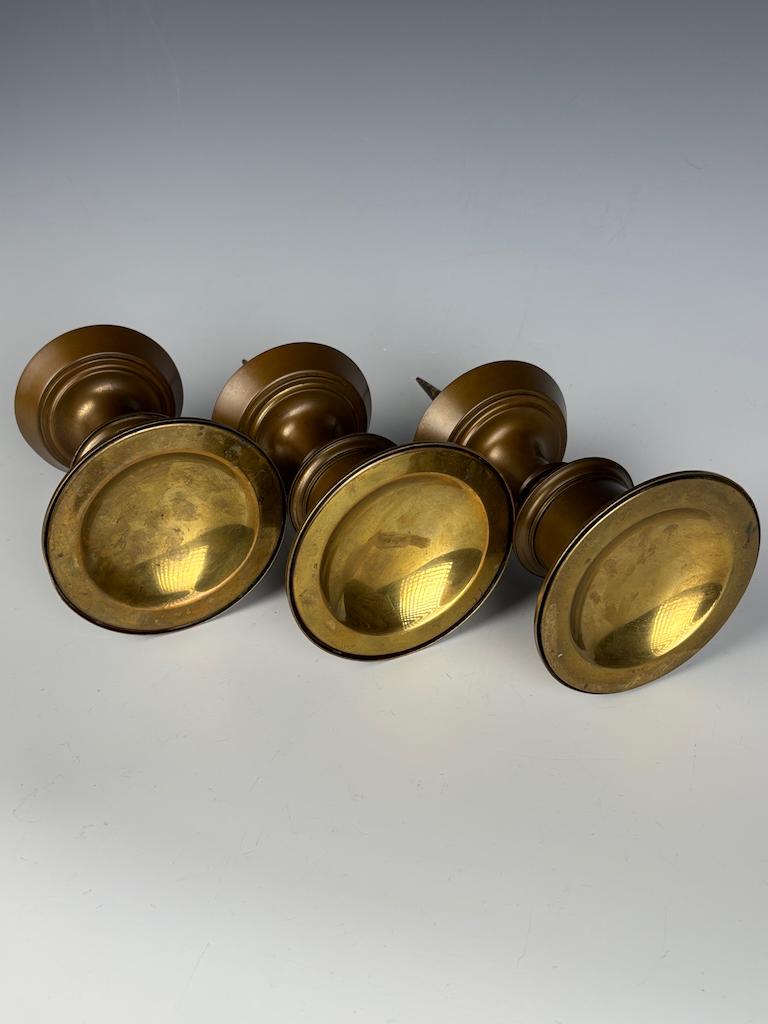 Magnifico set di tre candelieri a grillo in bronzo della fine del XVII secolo in vendita 6