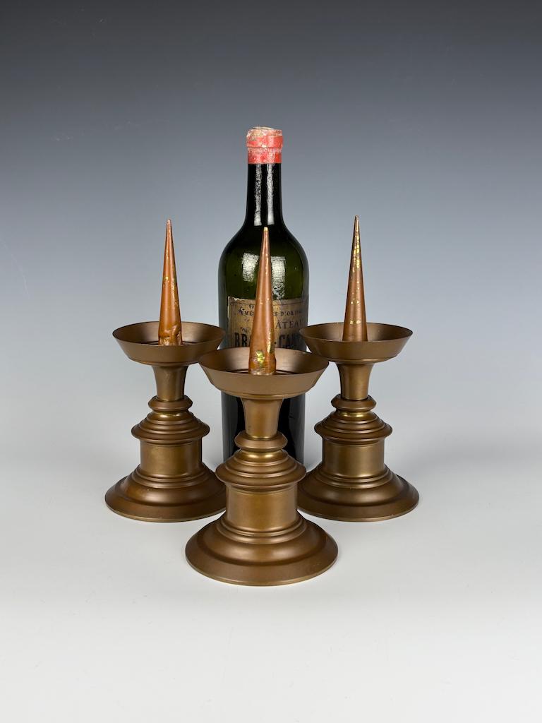 Magnifico set di tre candelieri a grillo in bronzo della fine del XVII secolo In condizioni buone in vendita a Lincoln, GB