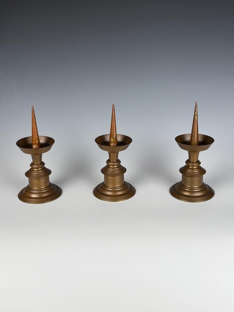 Fino al XVIII secolo Magnifico set di tre candelieri a grillo in bronzo della fine del XVII secolo in vendita