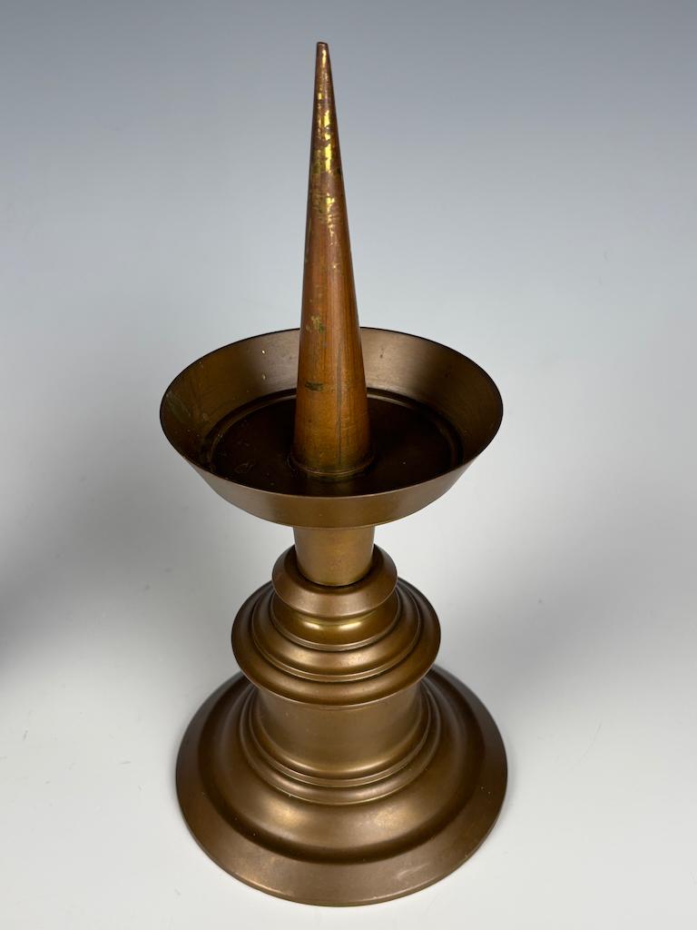 Bronzo Magnifico set di tre candelieri a grillo in bronzo della fine del XVII secolo in vendita