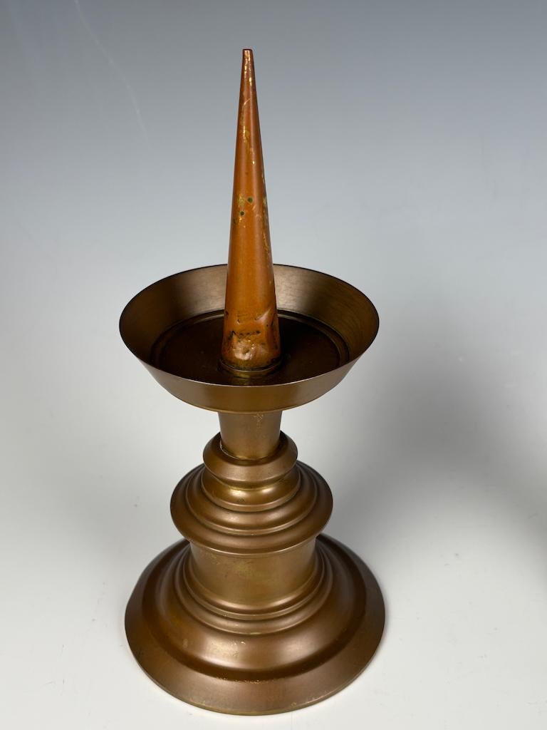 Magnifico set di tre candelieri a grillo in bronzo della fine del XVII secolo in vendita 2