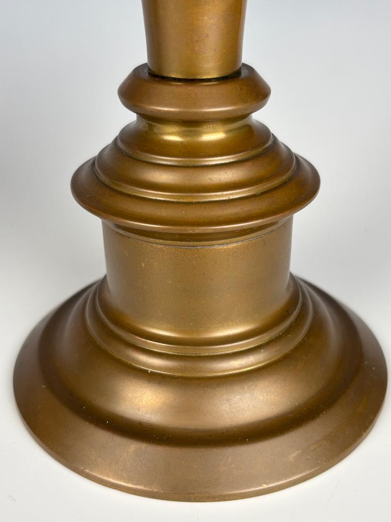 Magnifico set di tre candelieri a grillo in bronzo della fine del XVII secolo in vendita 4