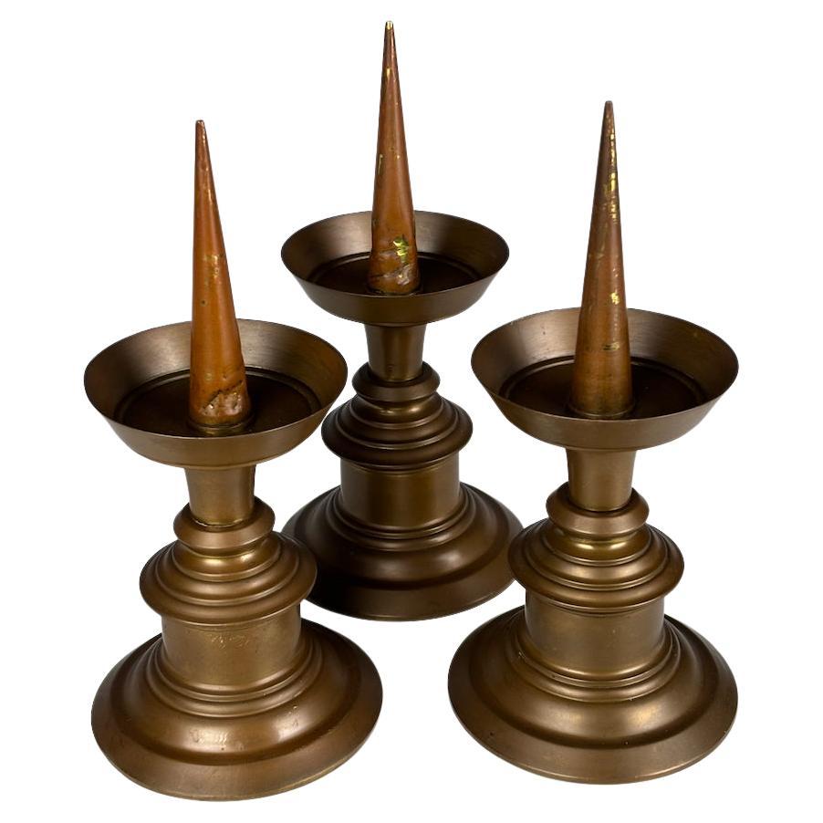 Magnifico set di tre candelieri a grillo in bronzo della fine del XVII secolo