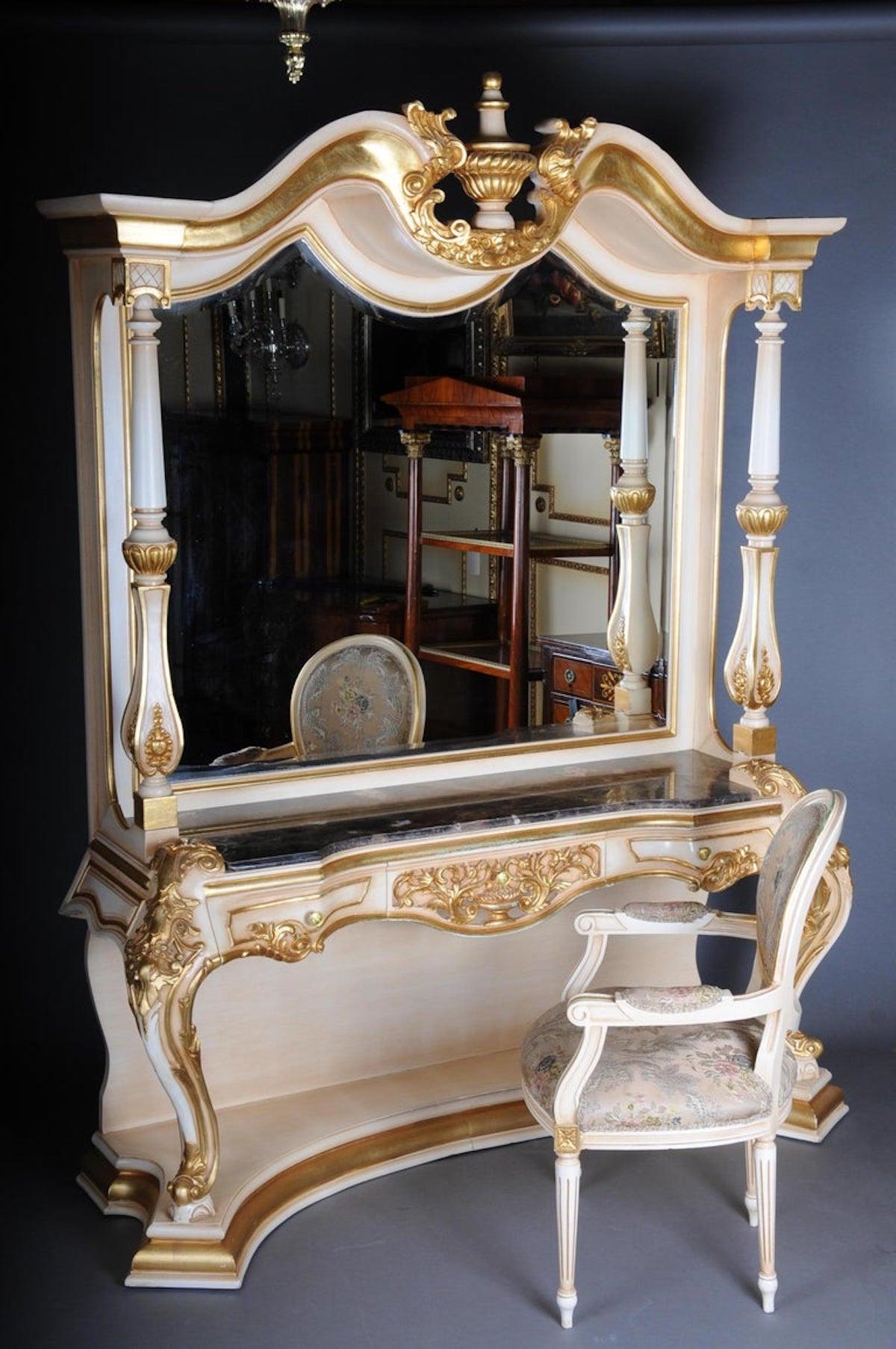Magnifica credenza / cassettiera / toeletta barocca, XX secolo

Corpo in legno di faggio massiccio, finemente intagliato, dipinto di crema e placcato in oro.
Cassettiera affiancata da colonne tornite. Con piano in marmo screziato.
Sui piedi curvi e