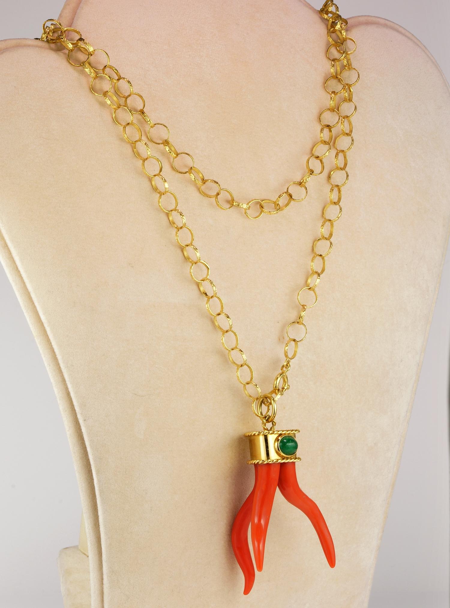 Magnificent Signed Vintage Coral Cornetto Emerald Pendant with Long Chain im Zustand „Gut“ in Napoli, IT