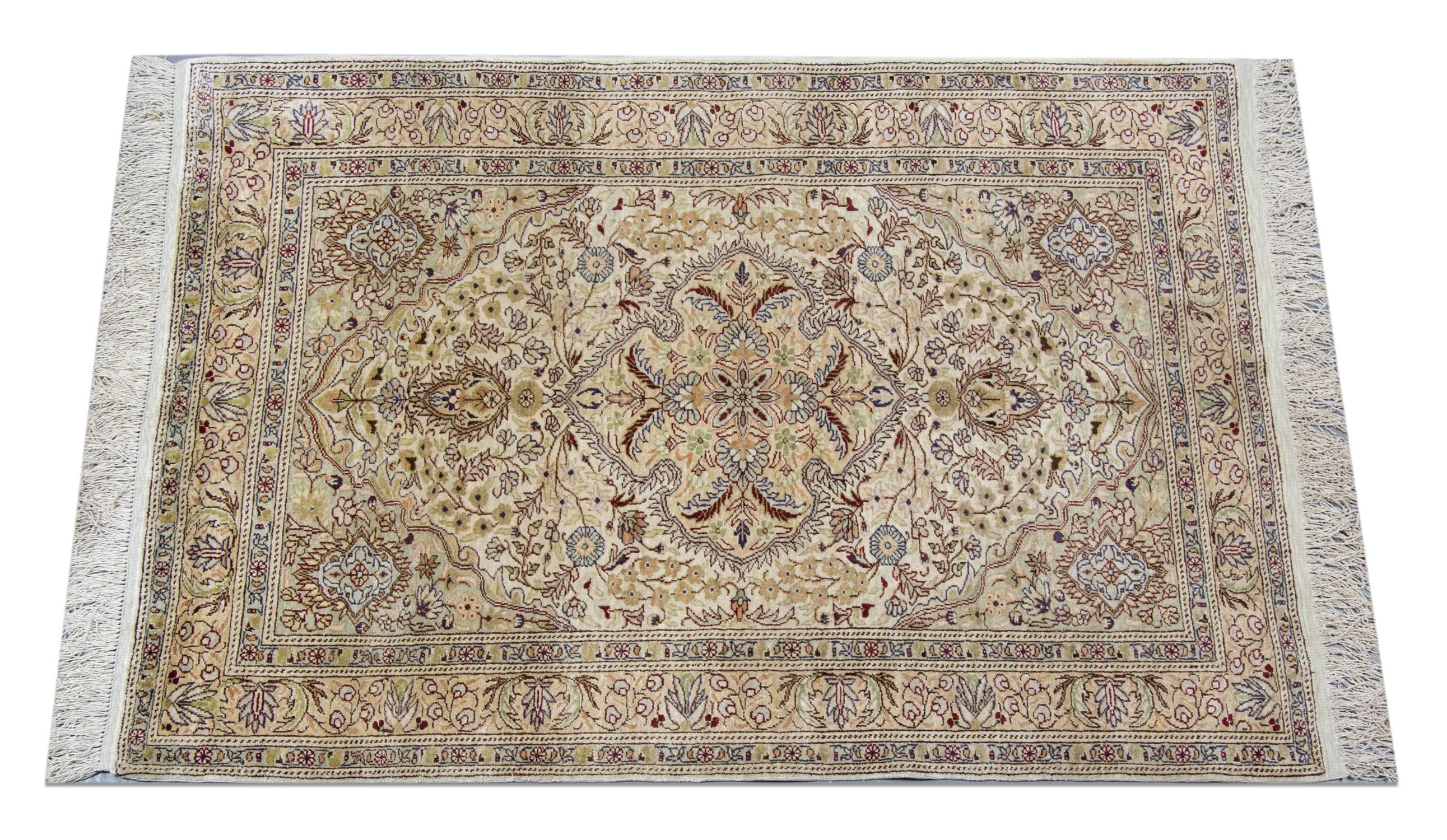 Die handgefertigte Herstellung dieser meisterhaften türkischen Teppiche begann Anfang des 20. Jahrhunderts. Die luxuriösen Teppiche aus Kayseri sind für ihre Kunstfertigkeit mit dem Flor aus Wolle oder Seide bekannt. Auch Teppiche und Teppichböden