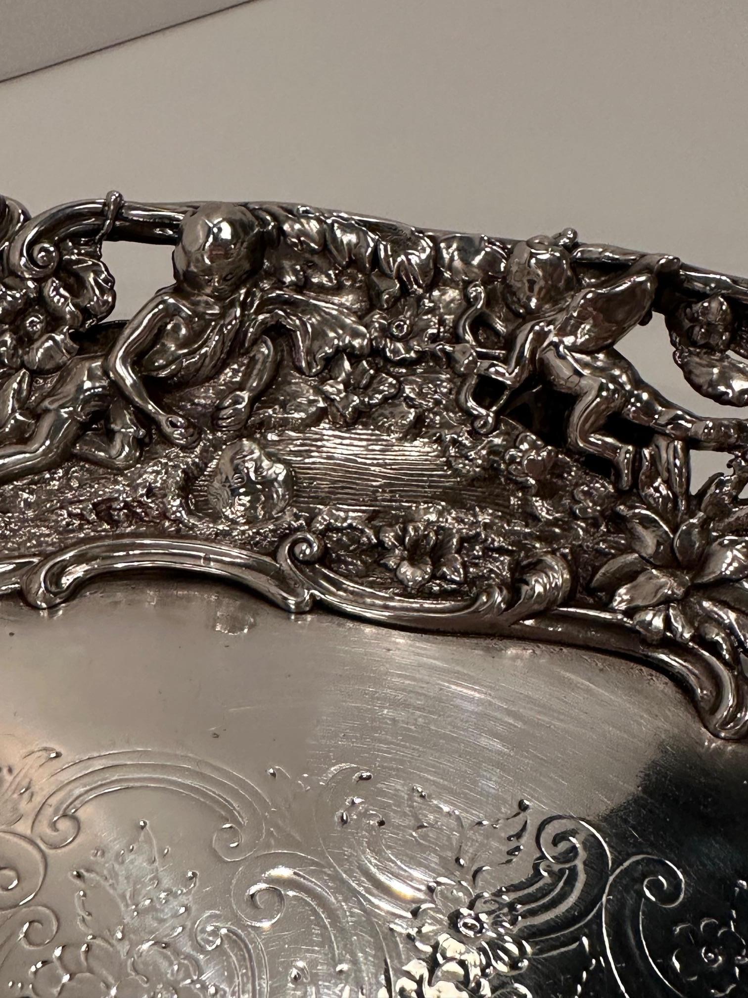 Magnífica bandeja redonda ornamentada de plata con escena de caza en venta 3