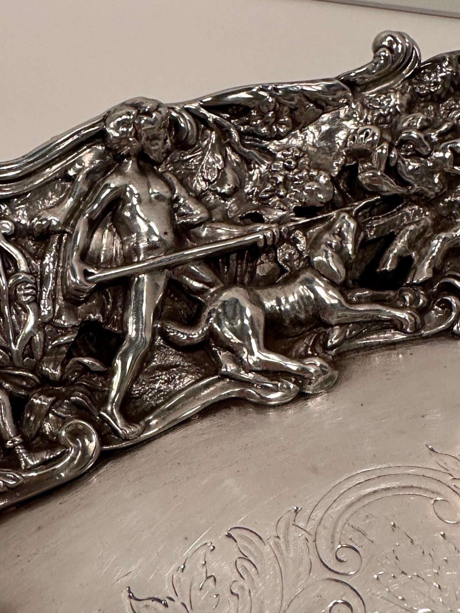 Magnífica bandeja redonda ornamentada de plata con escena de caza en venta 4