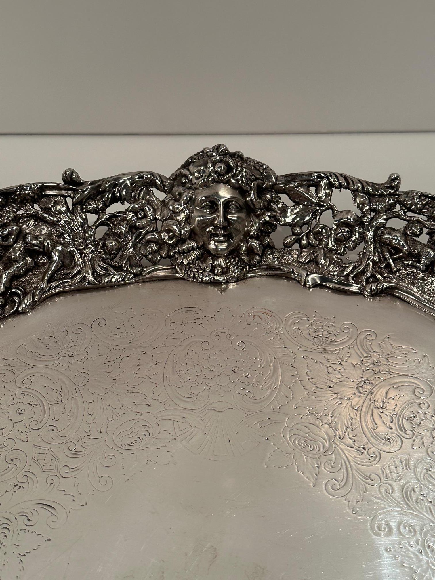 Magnífica bandeja redonda ornamentada de plata con escena de caza en venta 5