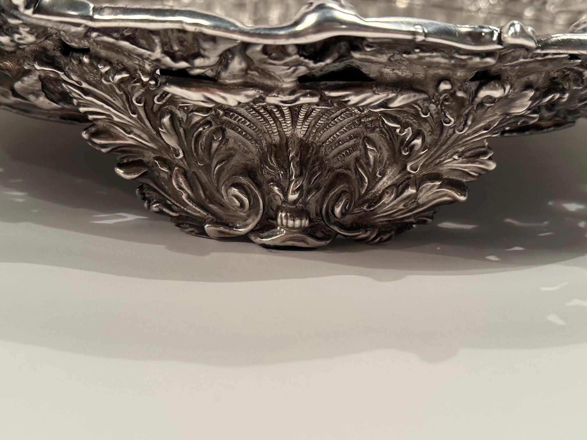 Magnífica bandeja redonda ornamentada de plata con escena de caza en venta 6