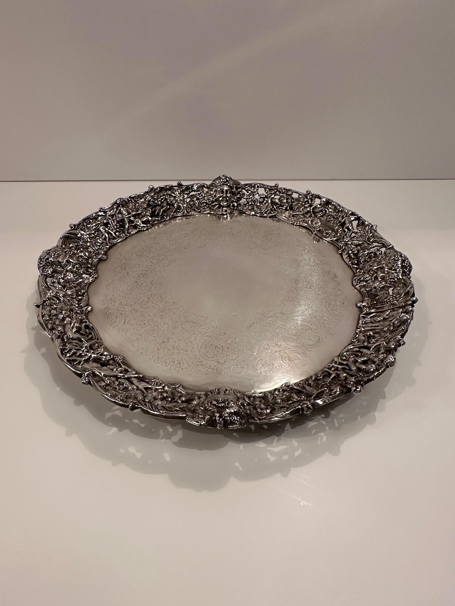 Magnífica bandeja redonda ornamentada de plata con escena de caza en venta 7
