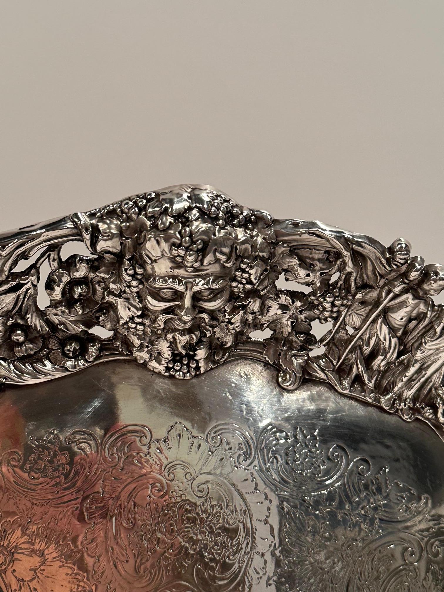 Magnífica bandeja redonda ornamentada de plata con escena de caza Rococó en venta