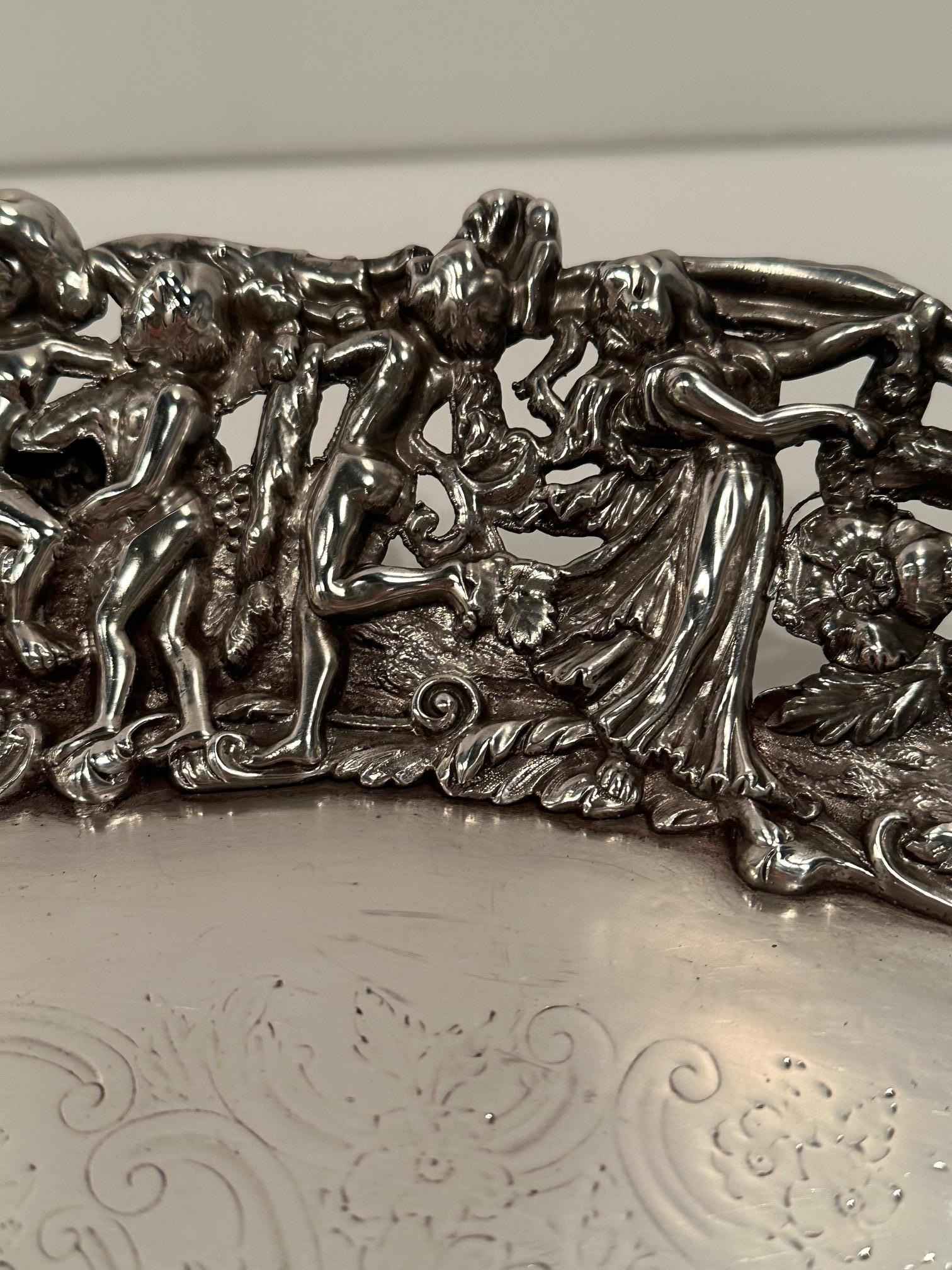 Magnífica bandeja redonda ornamentada de plata con escena de caza Inglés en venta