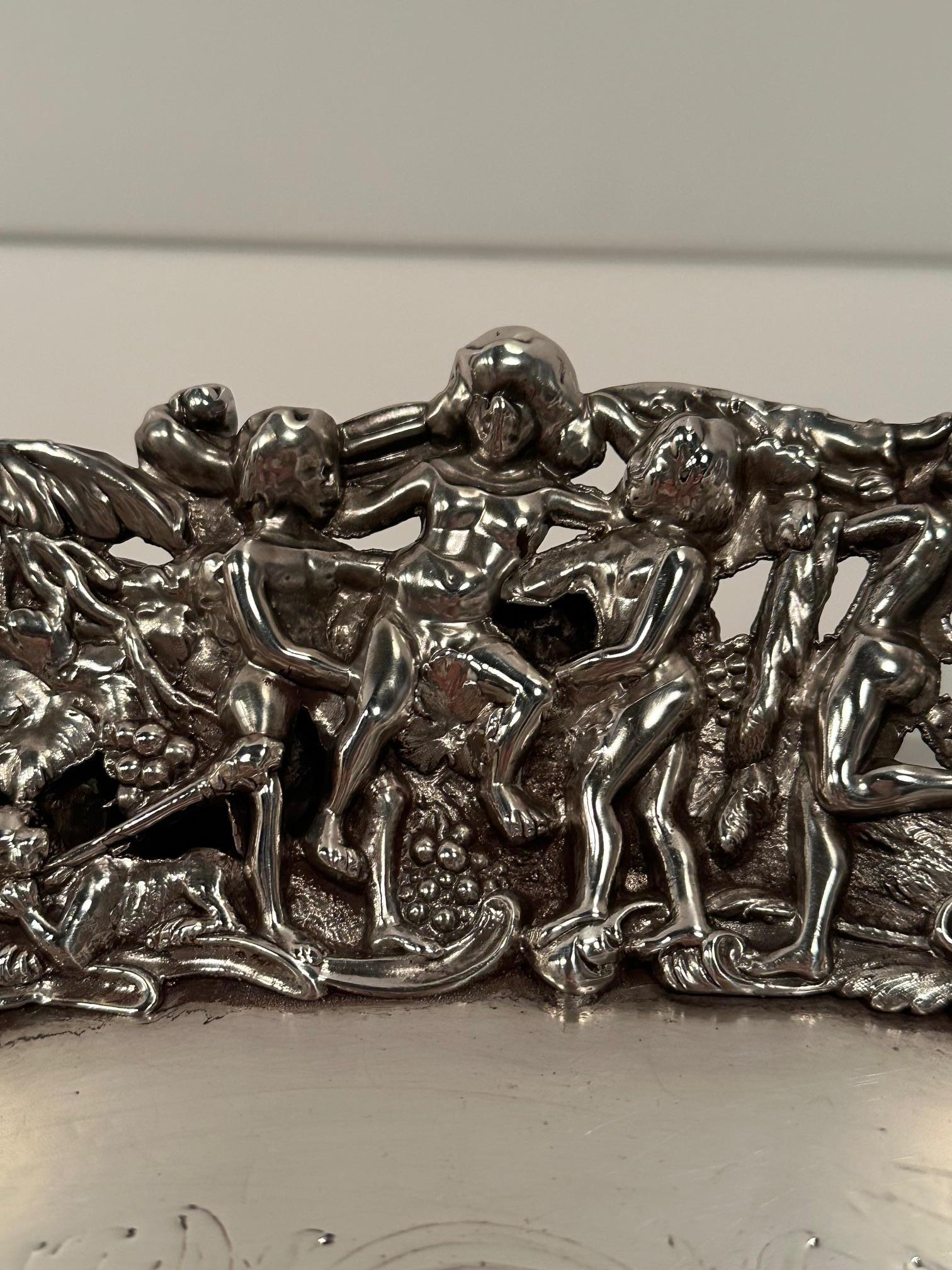 Magnífica bandeja redonda ornamentada de plata con escena de caza en Bueno estado para la venta en Hopewell, NJ