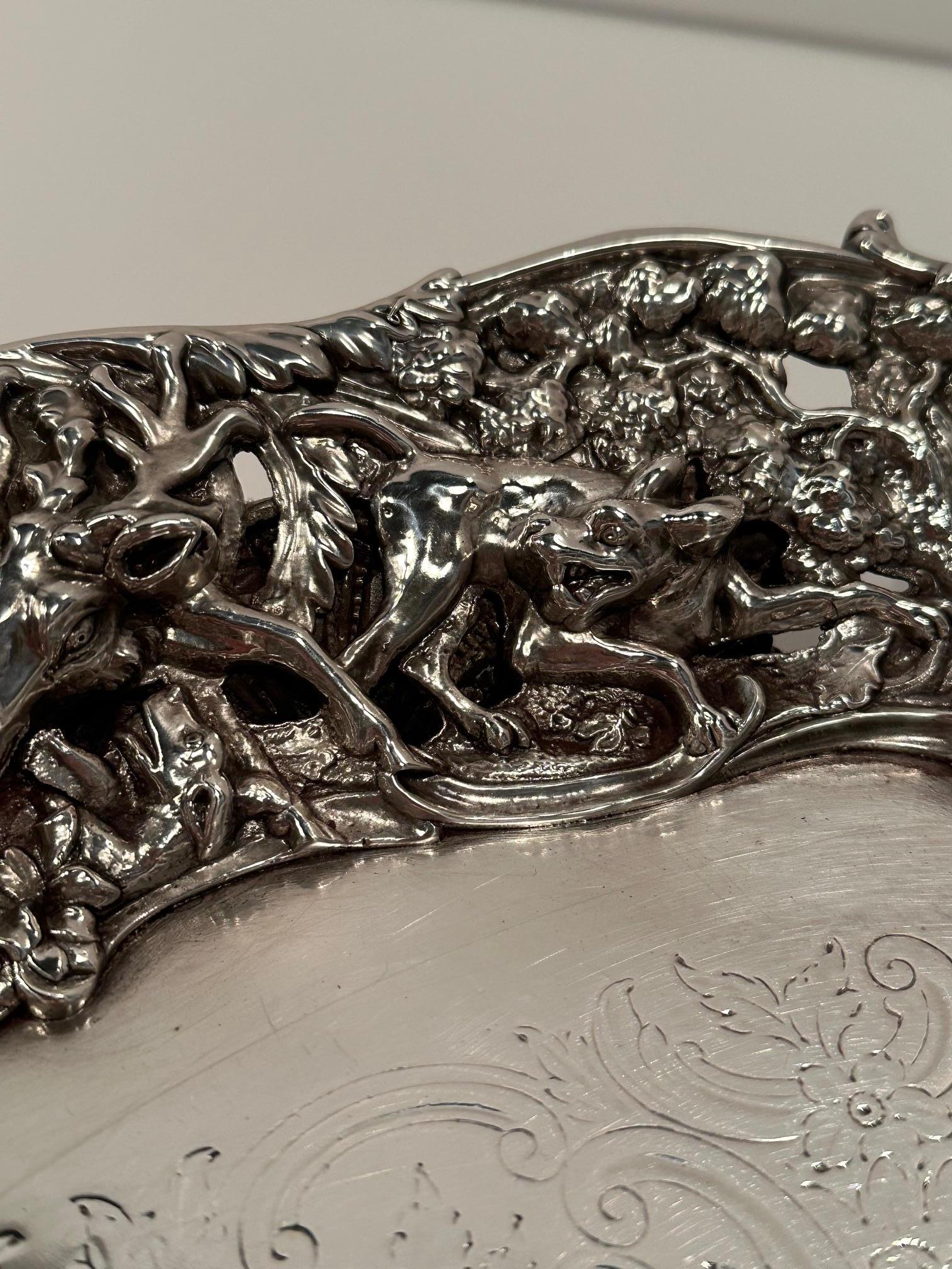 Magnífica bandeja redonda ornamentada de plata con escena de caza mediados del siglo XX en venta