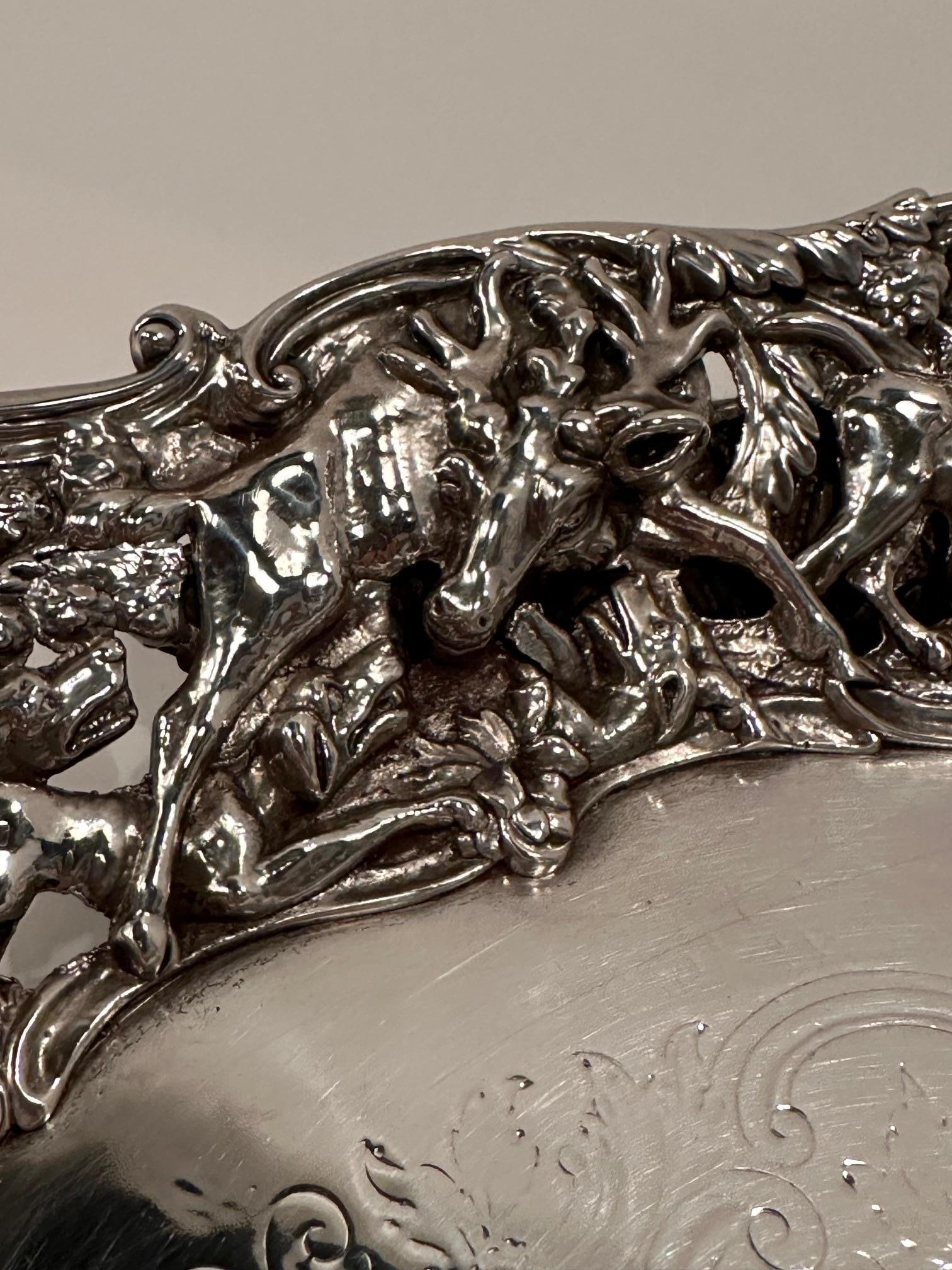 Magnífica bandeja redonda ornamentada de plata con escena de caza Chapado en plata en venta