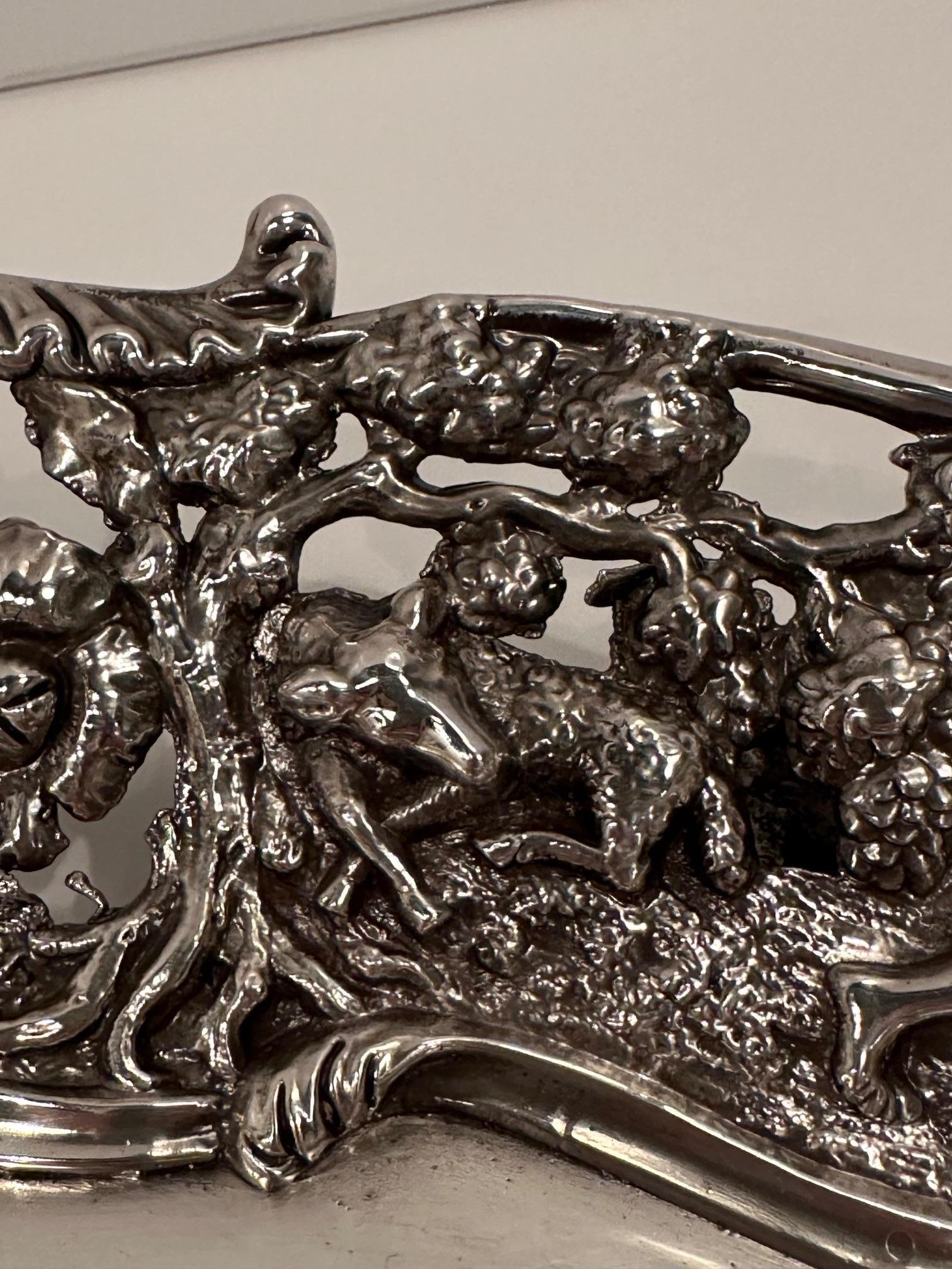Magnífica bandeja redonda ornamentada de plata con escena de caza en venta 2