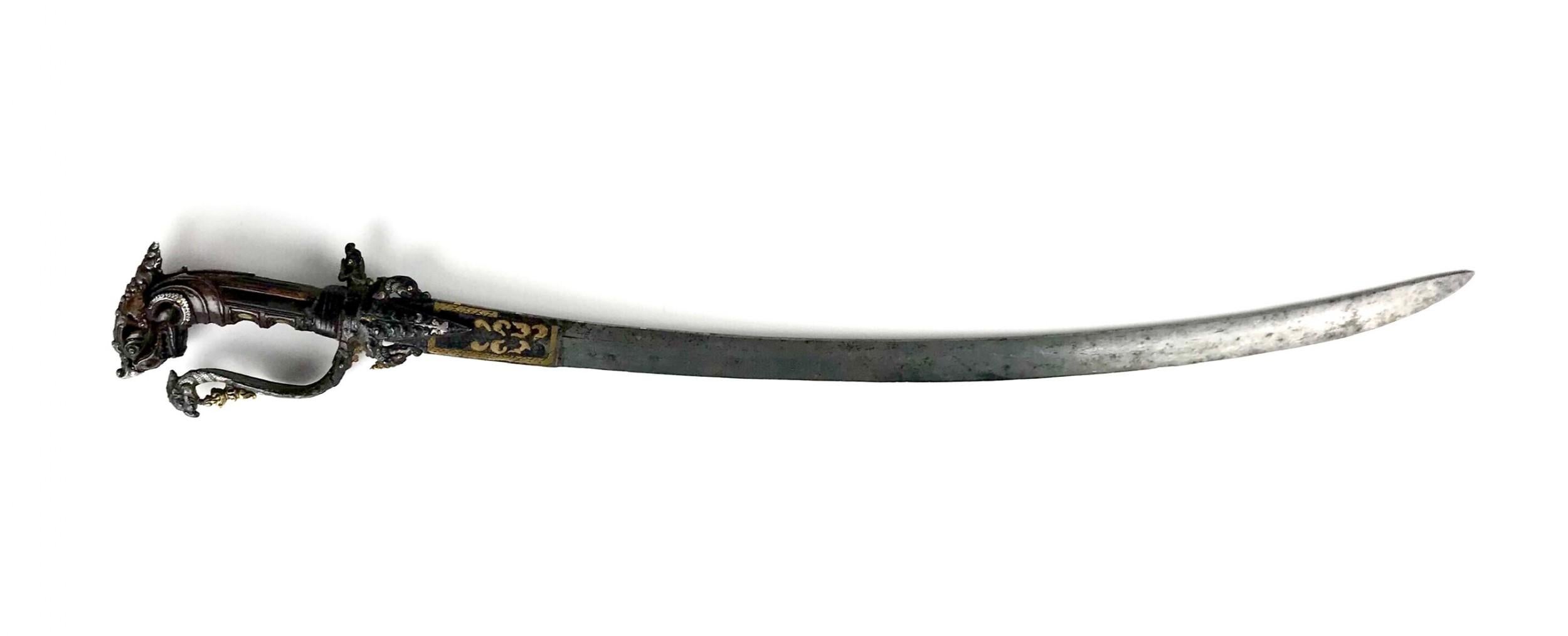 Magnifique épée de cérémonie sri lankaise Kastane du 17e siècle, avec poignée en rhinocéros et lame portugaise incrustée d'or et d'argent.
Un kasthane est une courte épée traditionnelle sri-lankaise à un seul tranchant, destinée aux cérémonies ou à