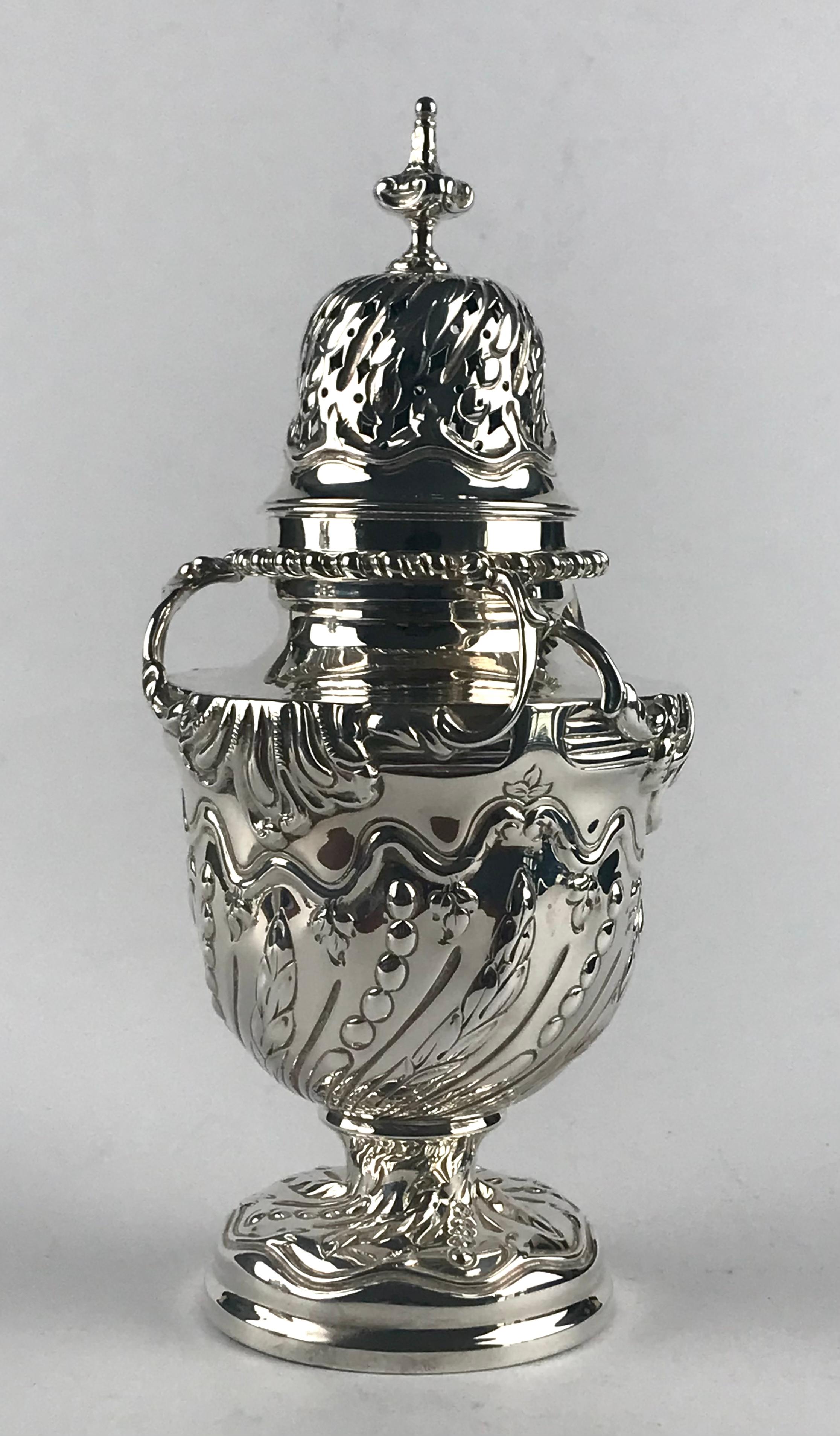 A magnificent Victorian solid silver sterling heavy pair sugar casters shakers

Silversmith William Comyns
Hallmarked for London 1894

Weight 910g 
Measure: Height 22cm

In excellent condition 

All 4 pieces are hallmarked.
  