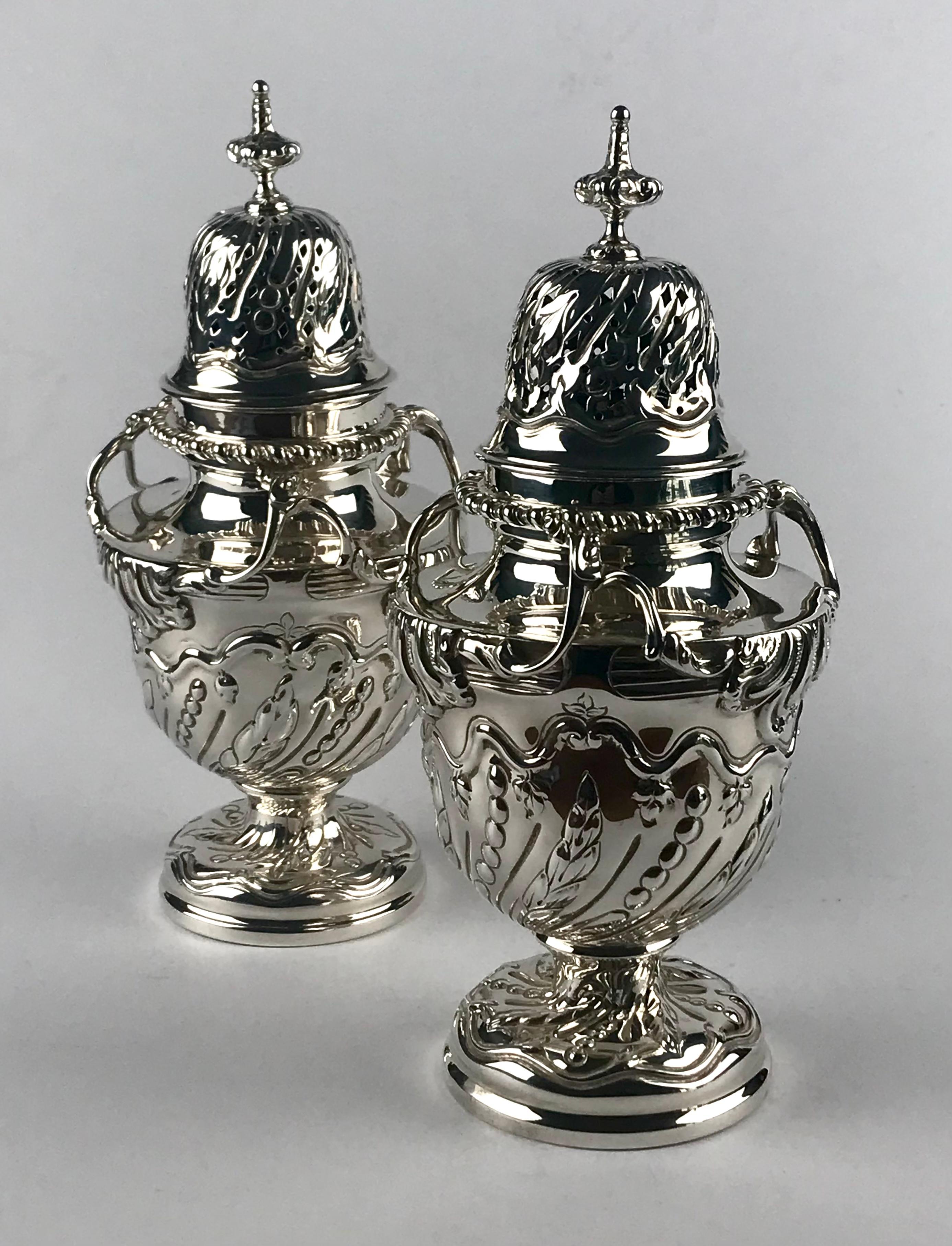 Magnificent Solid Silver Sterling Victorian Pair Sugar Casters Shakers 910g In Good Condition In London, GB