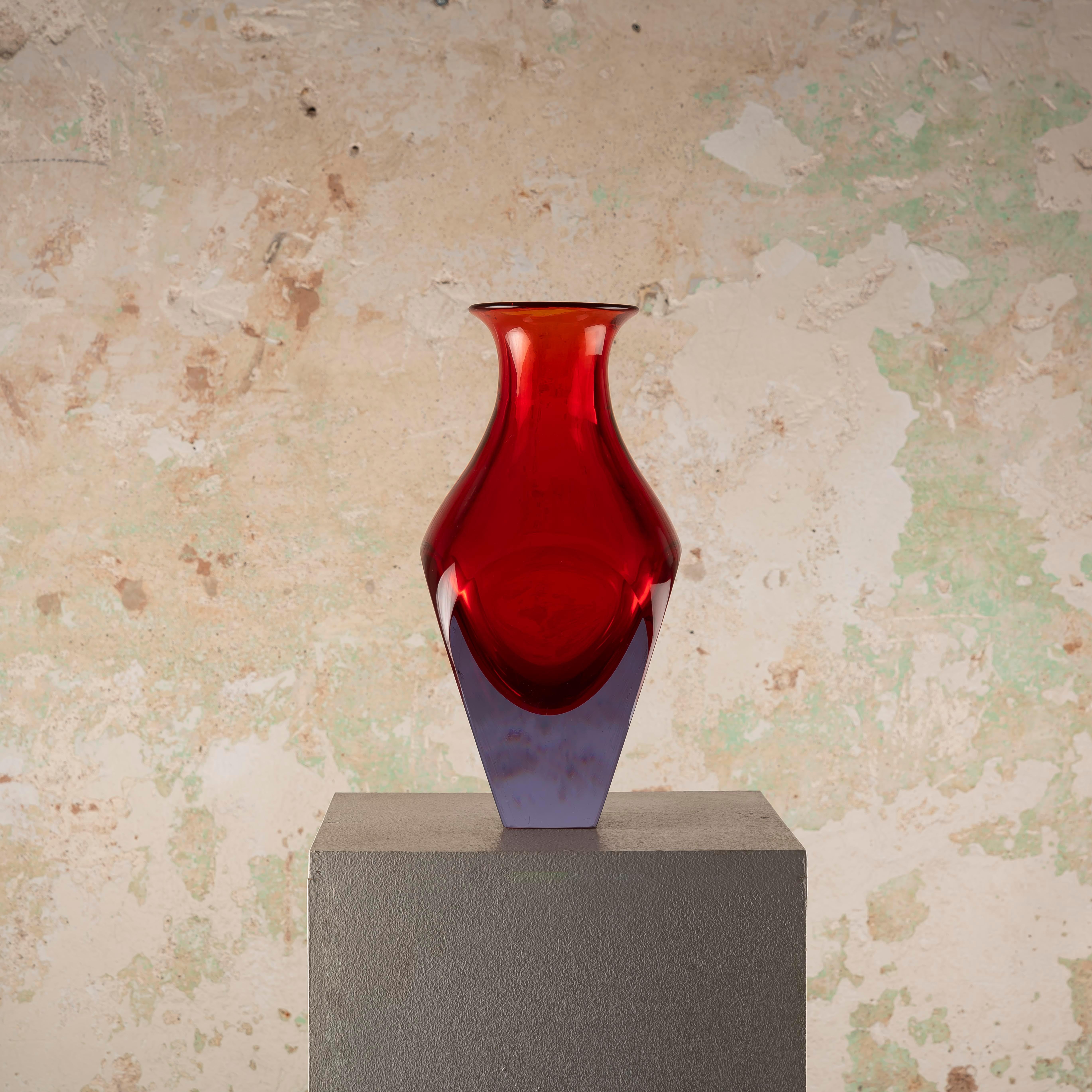Il magnifico vaso Sommerso Glass d'Arte di Seguso Vetri d'Arte è uno straordinario pezzo d'arte in vetro che esemplifica la squisita maestria e il design innovativo per cui il vetro di Murano è rinomato. Creato con la tecnica Sommerso, che prevede