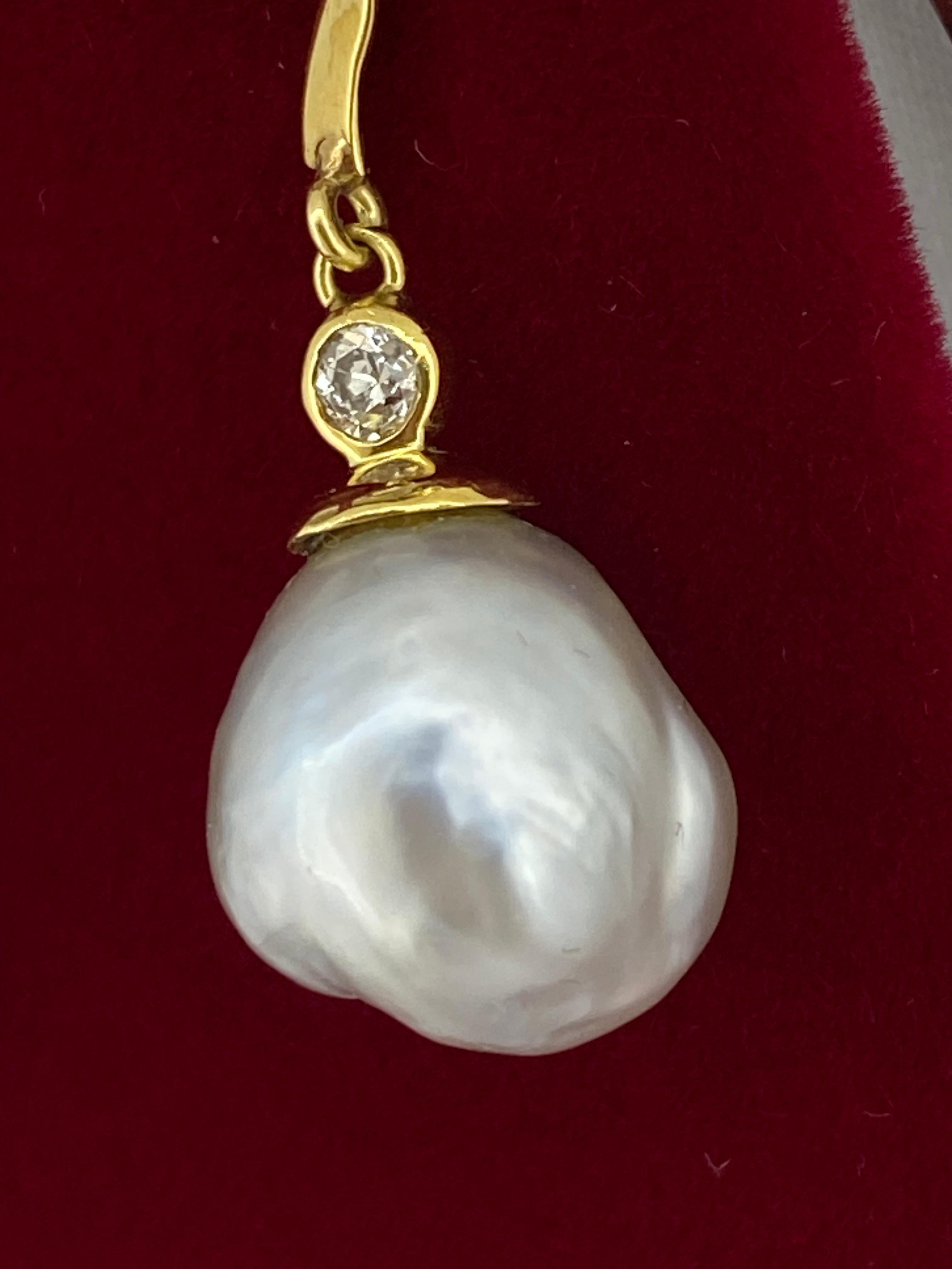 Magnifique pendentif en or jaune 18K avec perles des mers du Sud et diamants en vente 2