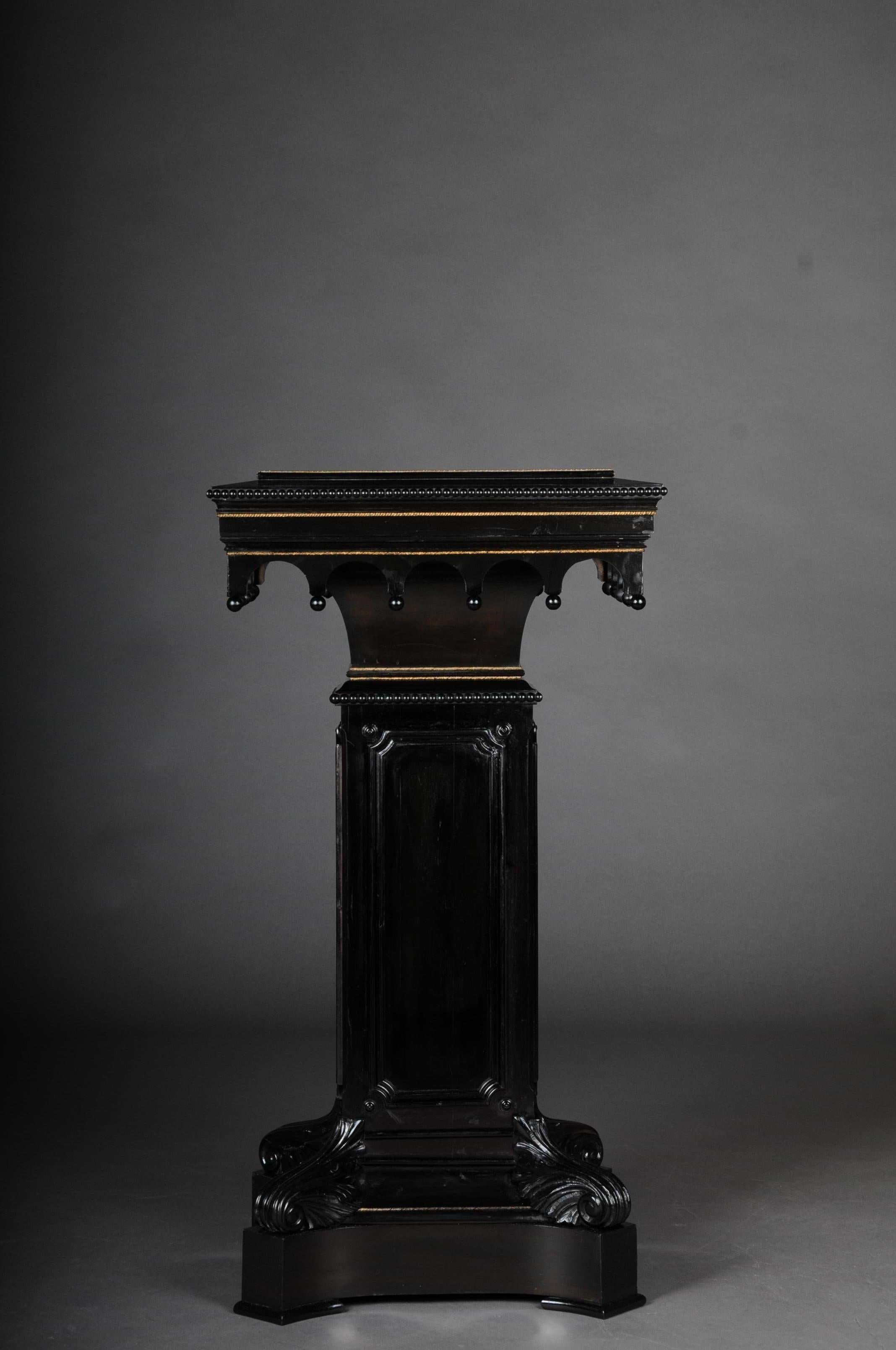 Magnificent standing desk/lectern/pedestal circa 1870/ neo-Gothic, black

Representative standing desk or lectern which also often occurs in renowned auction houses.
Solid wood body, blackened. Richly carved. Historicism / neo-Gothic, circa