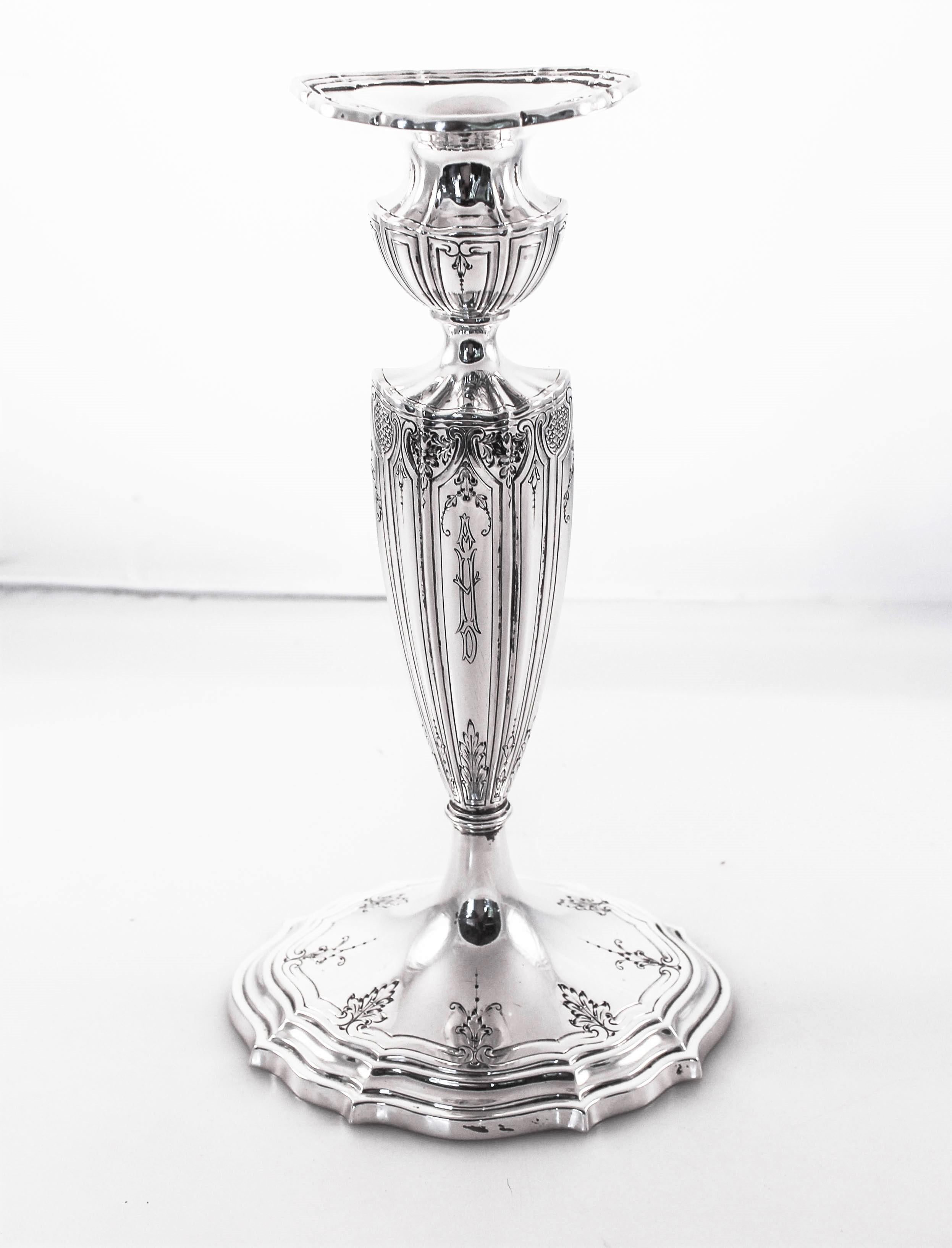 Nous sommes très fiers de proposer cette paire de chandeliers en argent sterling par William Durgin de Concord, New Hampshire. Connus pour leurs motifs et dessins exceptionnels en argent sterling, ces chandeliers sont la preuve vivante que, près de