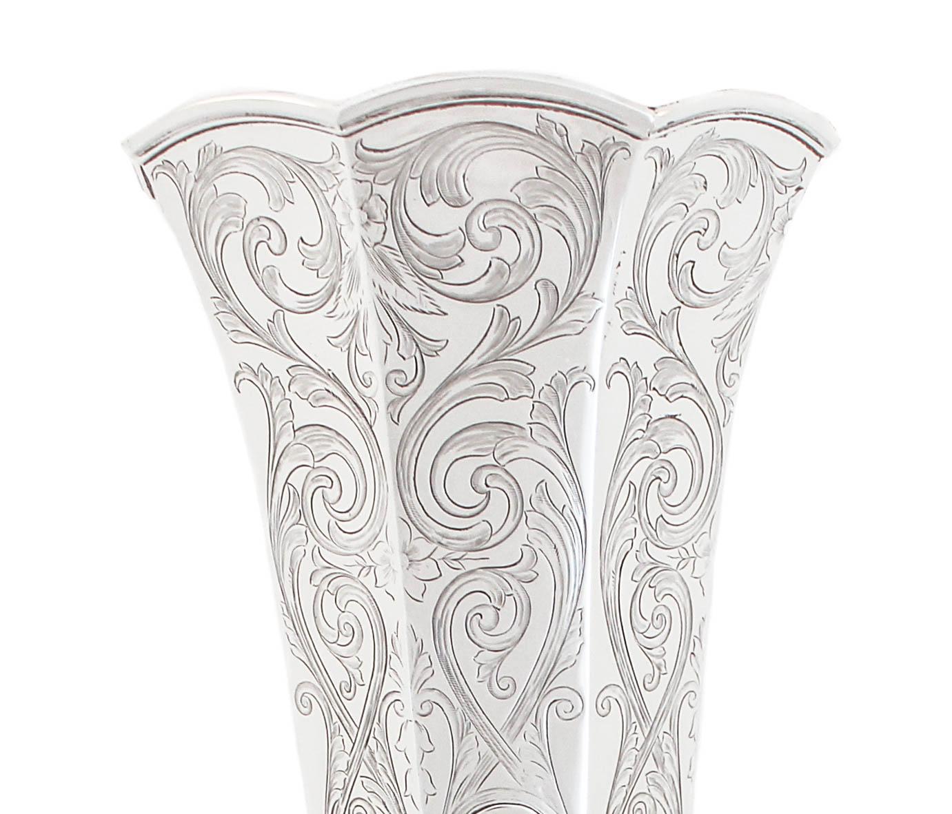 Wir sind stolz, Ihnen diese außergewöhnliche Vase aus Sterlingsilber von Gorham Silversmiths aus Providence, Rhode Island, anbieten zu können.  Sie stammt aus den späten 1800er Jahren, dem goldenen Zeitalter des 19. Jahrhunderts.  Wir haben noch nie