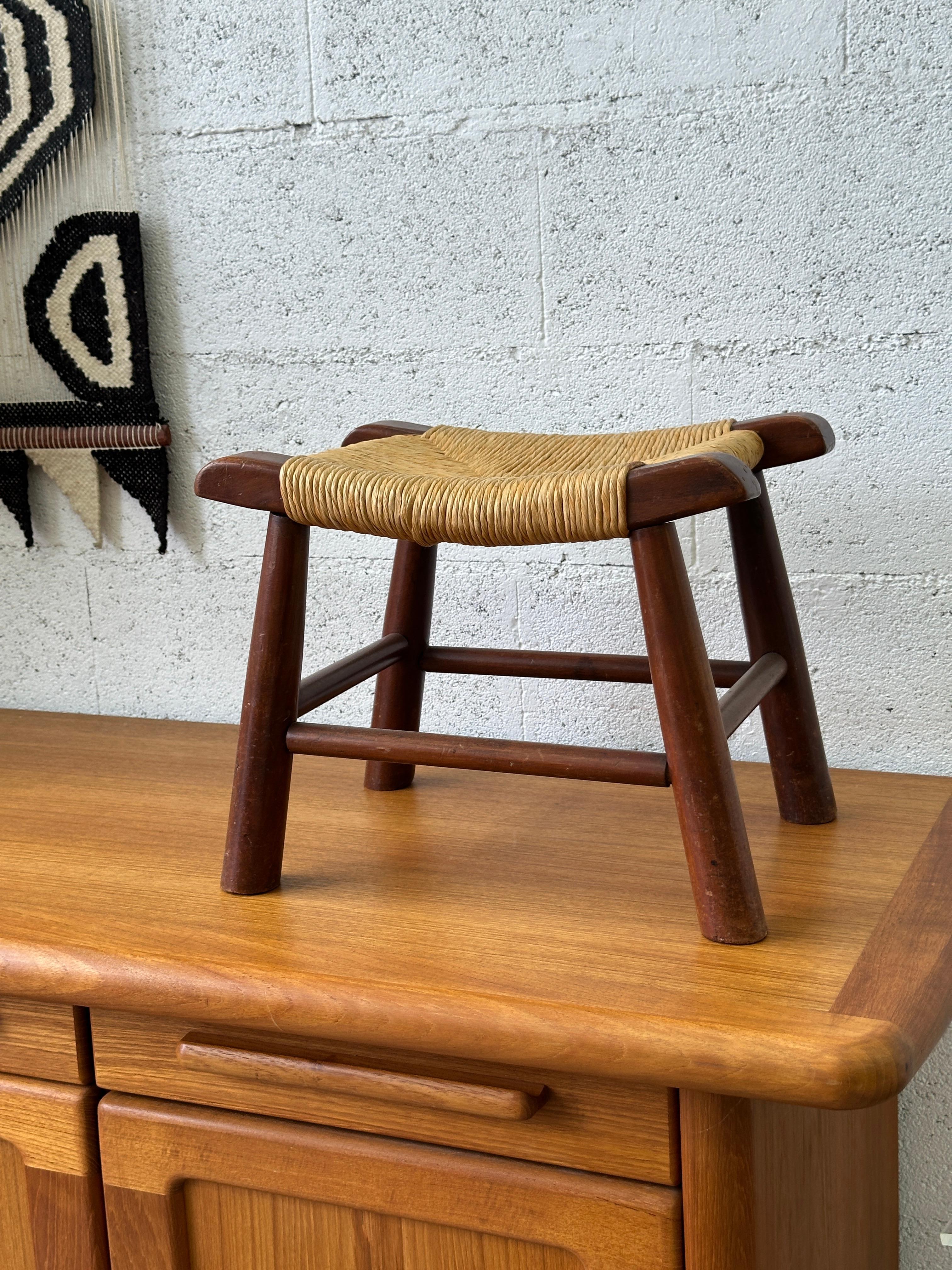 1950s stool, a genuine union of time-worn wood and handwoven straw.

Its rustic simplicity reveals a timeless elegance, rich with artisanal craft.

A charming piece, both functional and poetic, bringing warmth and authenticity to any