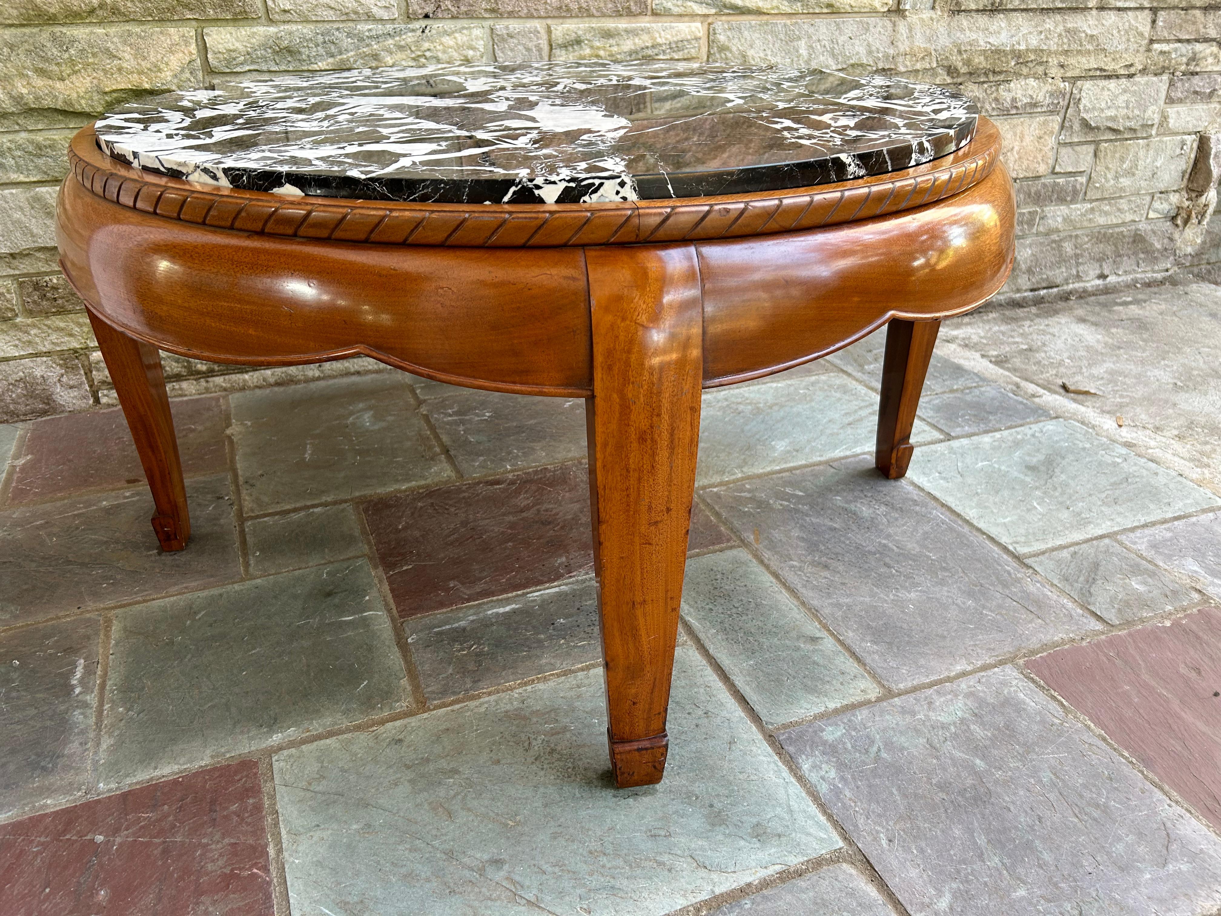 Art déco Magnifique table basse en acajou et marbre Sue et Mare Art Deco en vente