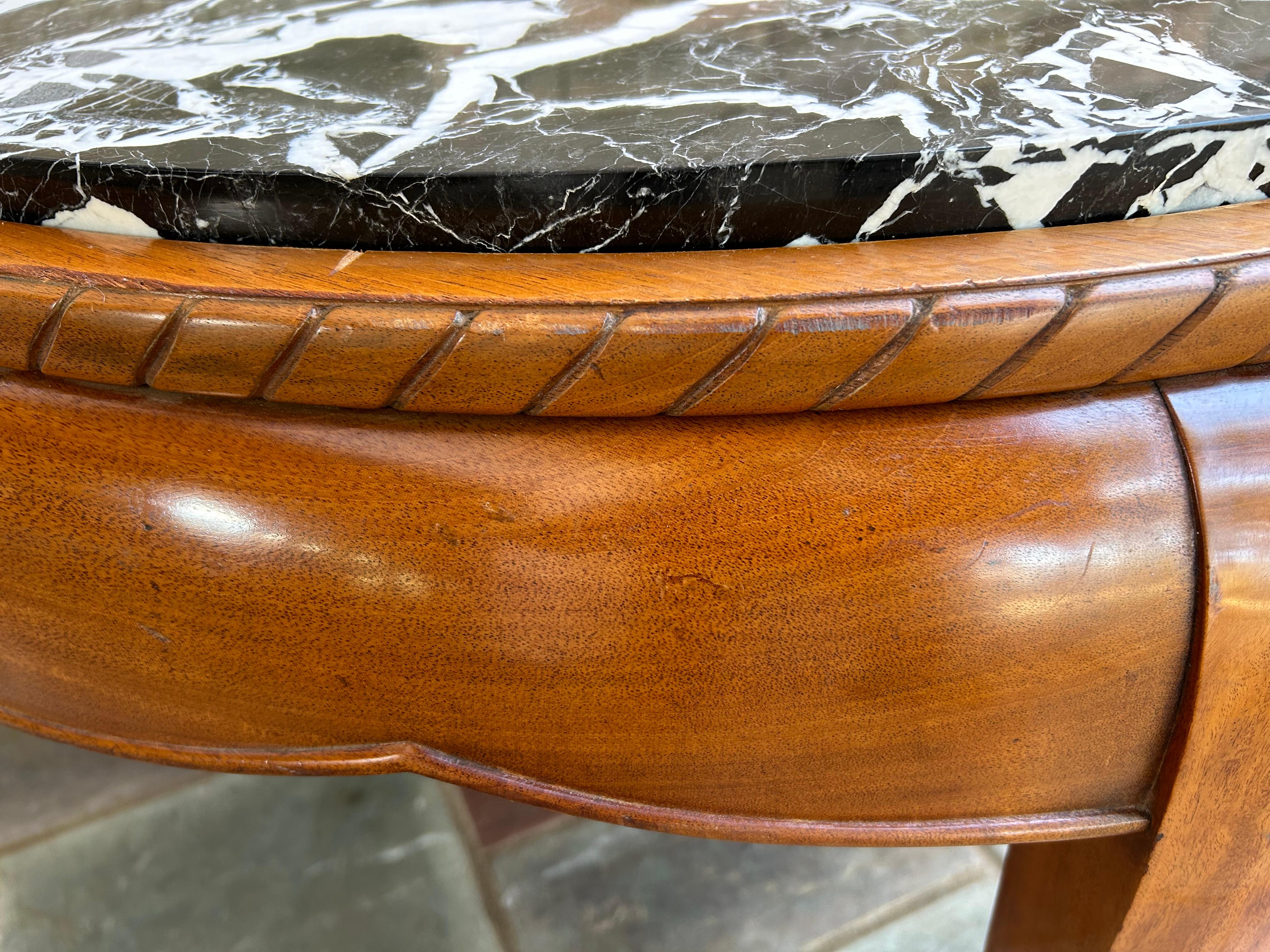 Début du 20ème siècle Magnifique table basse en acajou et marbre Sue et Mare Art Deco en vente